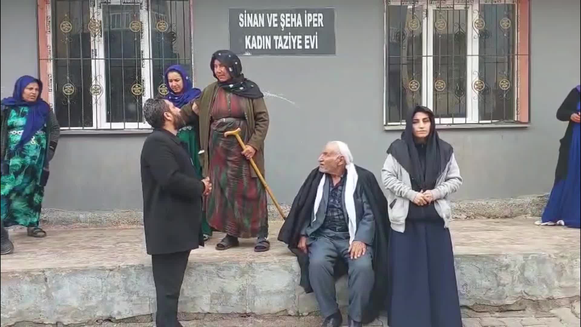 Ağrı'da pasta yedikten sonra hayatını kaybeden Remziye Horuz, memleketi Viranşehir'de toprağa verildi