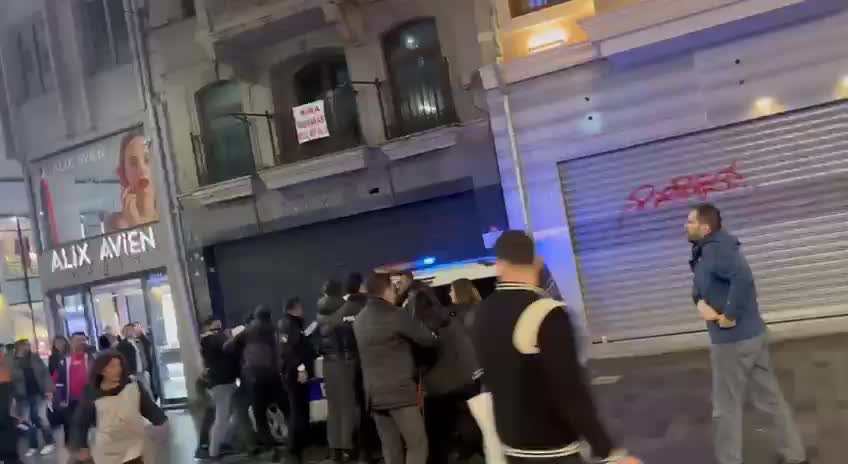 Öğrencilerden İstiklal Caddesi’nde protesto... "Öğrenciler aç, mezunlar işsiz"