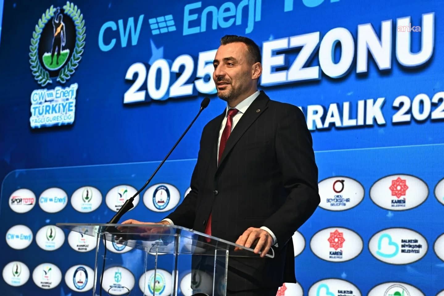 Manavgat Belediye Başkan Vekili Çiçek'e yağlı güreşe katkılarından dolayı plaket verildi