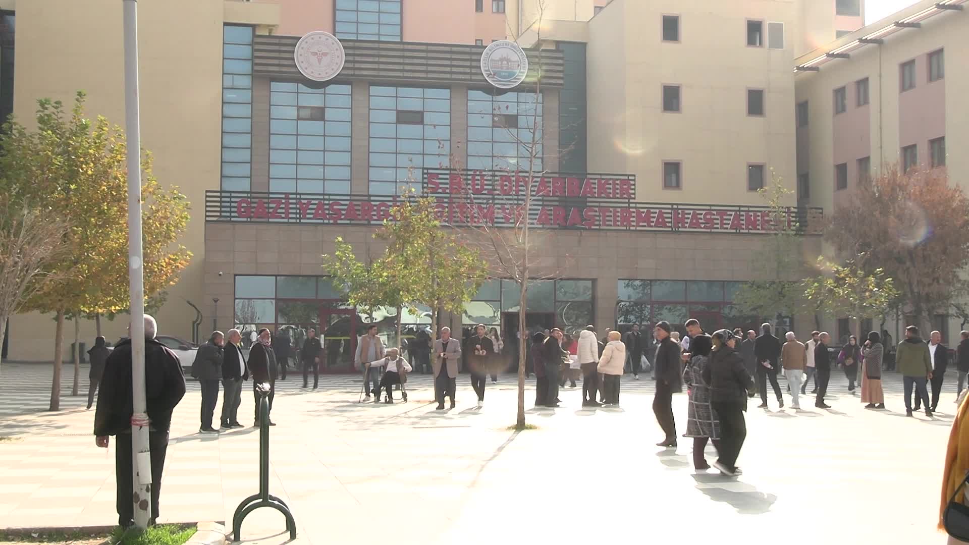 Diyarbakır’da sağlık hizmetine erişim zorlaştı… Tabip Odası Başkanı Ülgen: “İnsanlar kamu hastanelerindeki acillere, polikliniklere yığılmış”