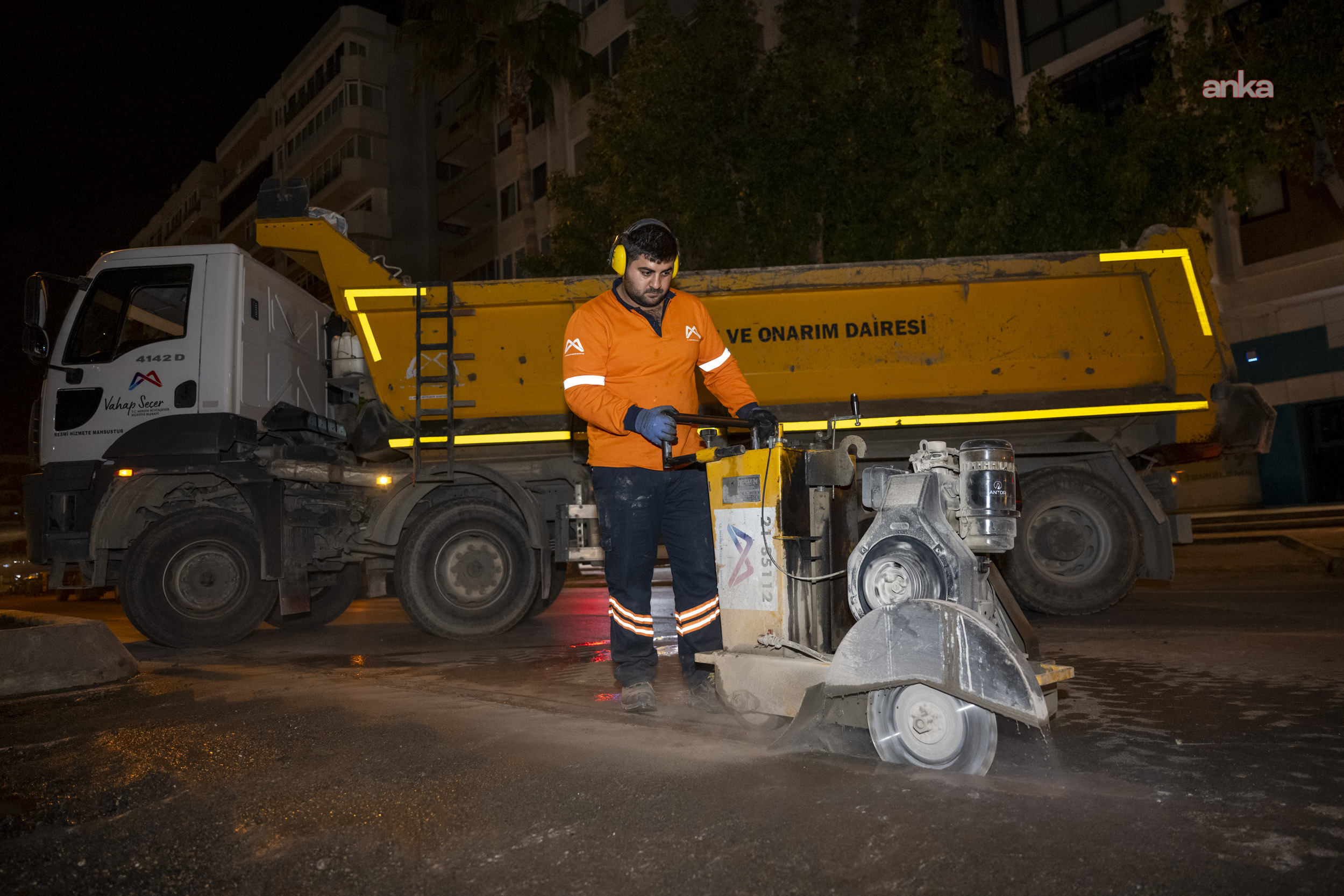 Mersin Büyükşehir Belediyesi, trafiğin aksamaması için asfalt çalışmalarını gece sürdürüyor