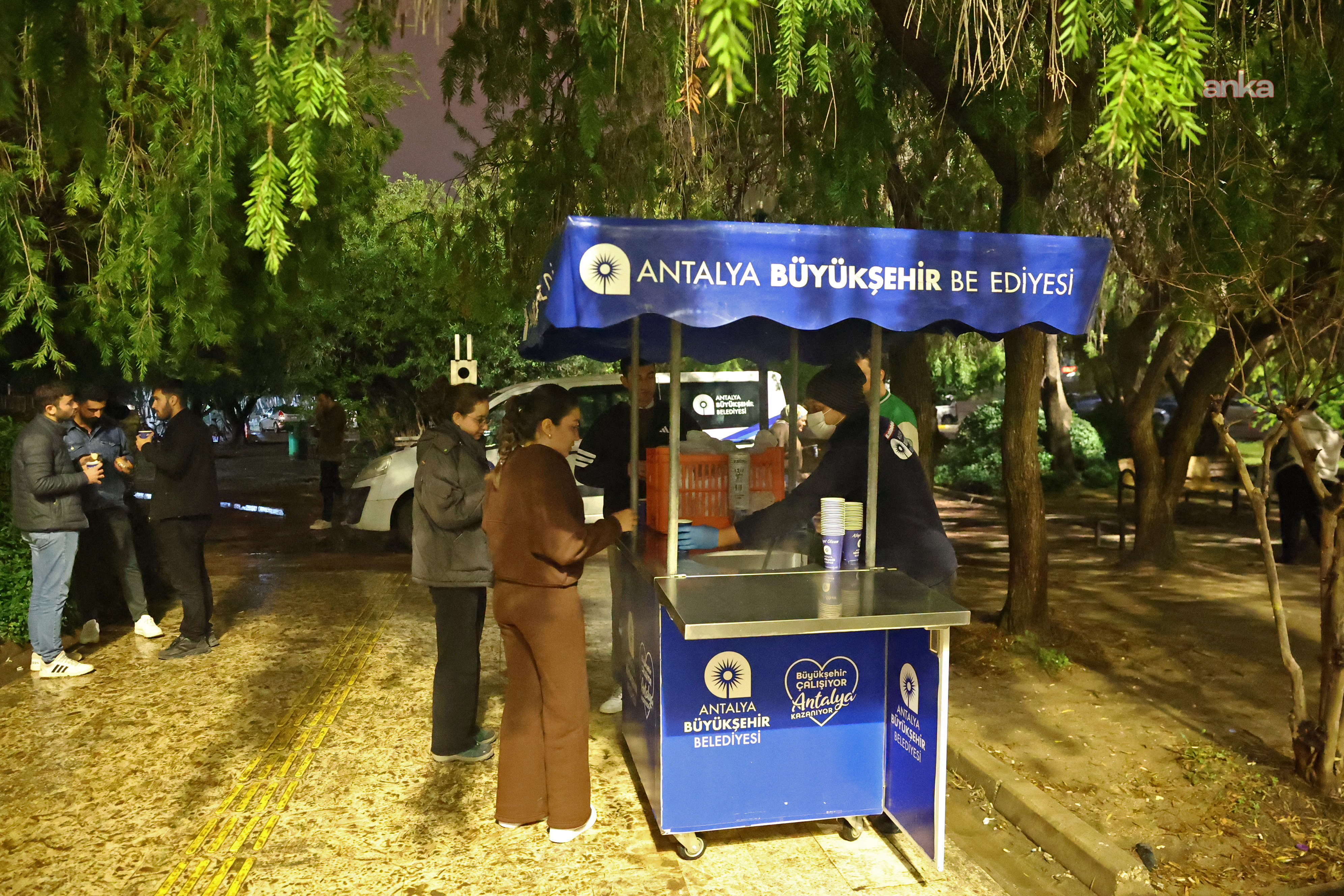 Antalya Büyükşehir Belediyesi’nden üniversite öğrencilerine sıcak çorba ikramı