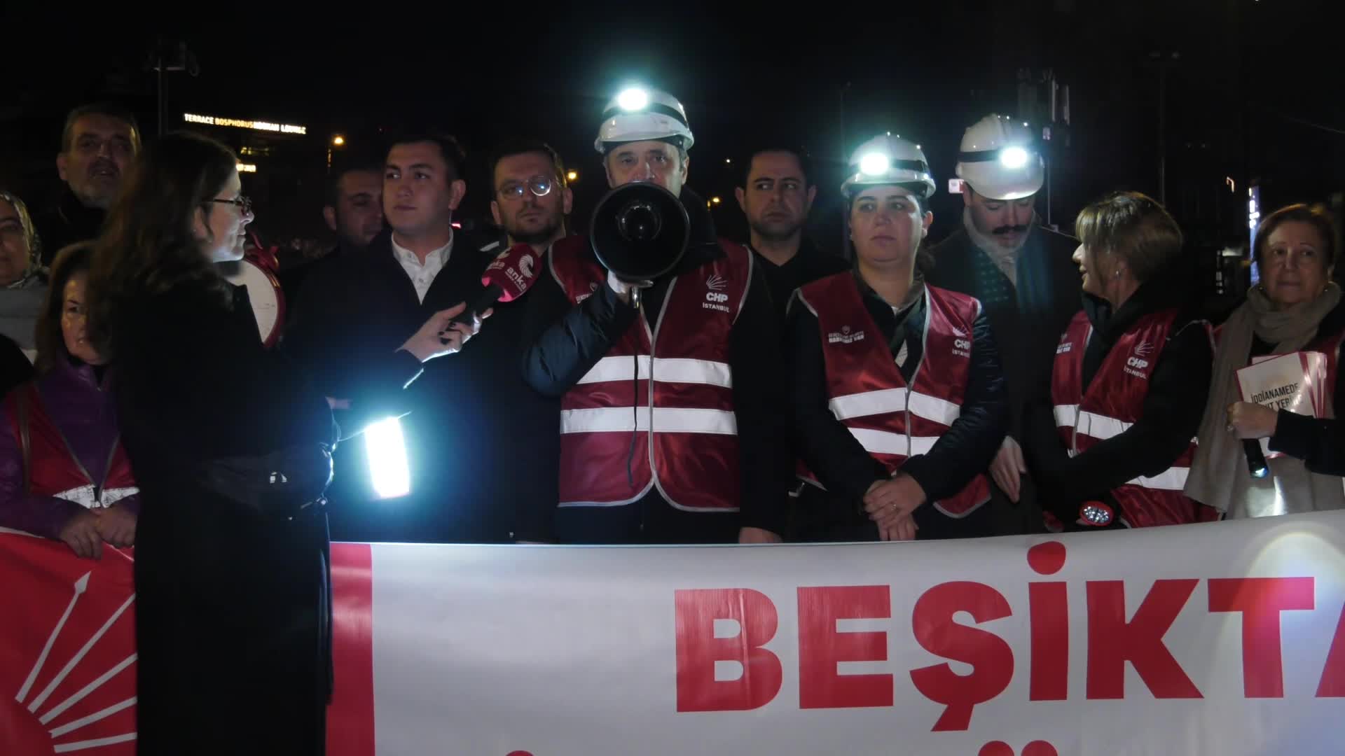 Beşiktaş'ta el fenerli, gaz lambalı "zifiri karanlık" protestosu: Çocuklarımız ağlayarak, mızmızlanarak, keyifsiz ve mutsuz bir şekilde okullarına gidiyorlar