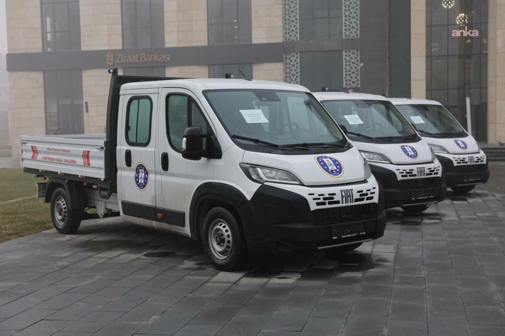 Kütahya Belediyesi, araç filosunu 3 adet çift kabin kamyonet ve 2 adet elektrikli ilaçlama makinesi ile güçlendirdi