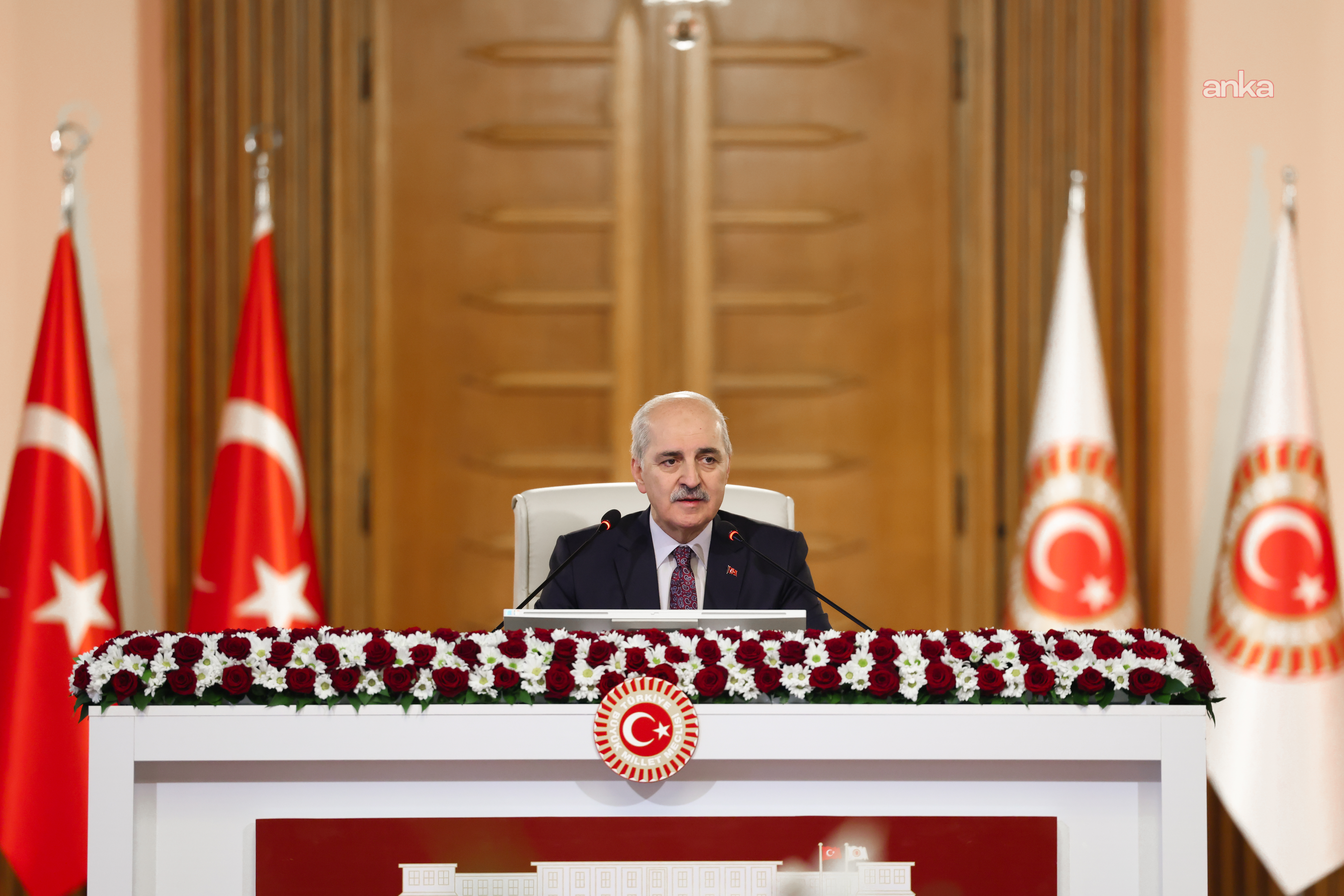 Milli Dayanışma Kardeşlik ve Demokrasi Komisyonu’nun çalışma süresi iki ay uzatıldı… Numan Kurtulmuş gazetecilerin sorularını yanıtladı: "Bütün meseleyi çözecek olan komisyon değil. SDG’nin silah bırakmasını komisyon nasıl sağlayacak?"