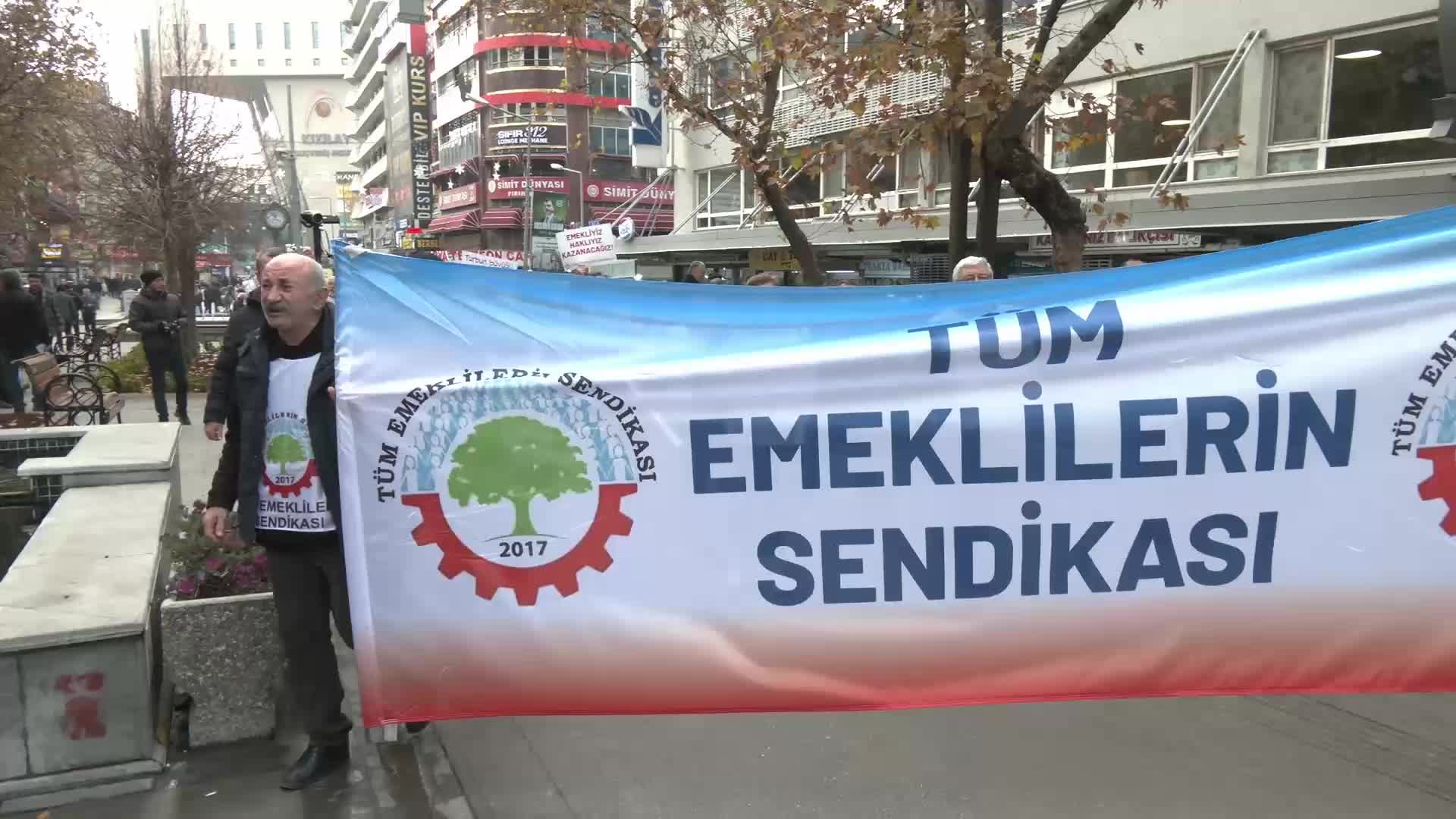 Tüm Emeklilerin Sendikası üyeleri 2026 Bütçesi'ni protesto etti: "Turpun büyüğü TÜİK eliyle yoksulluğa itilmemizdir"