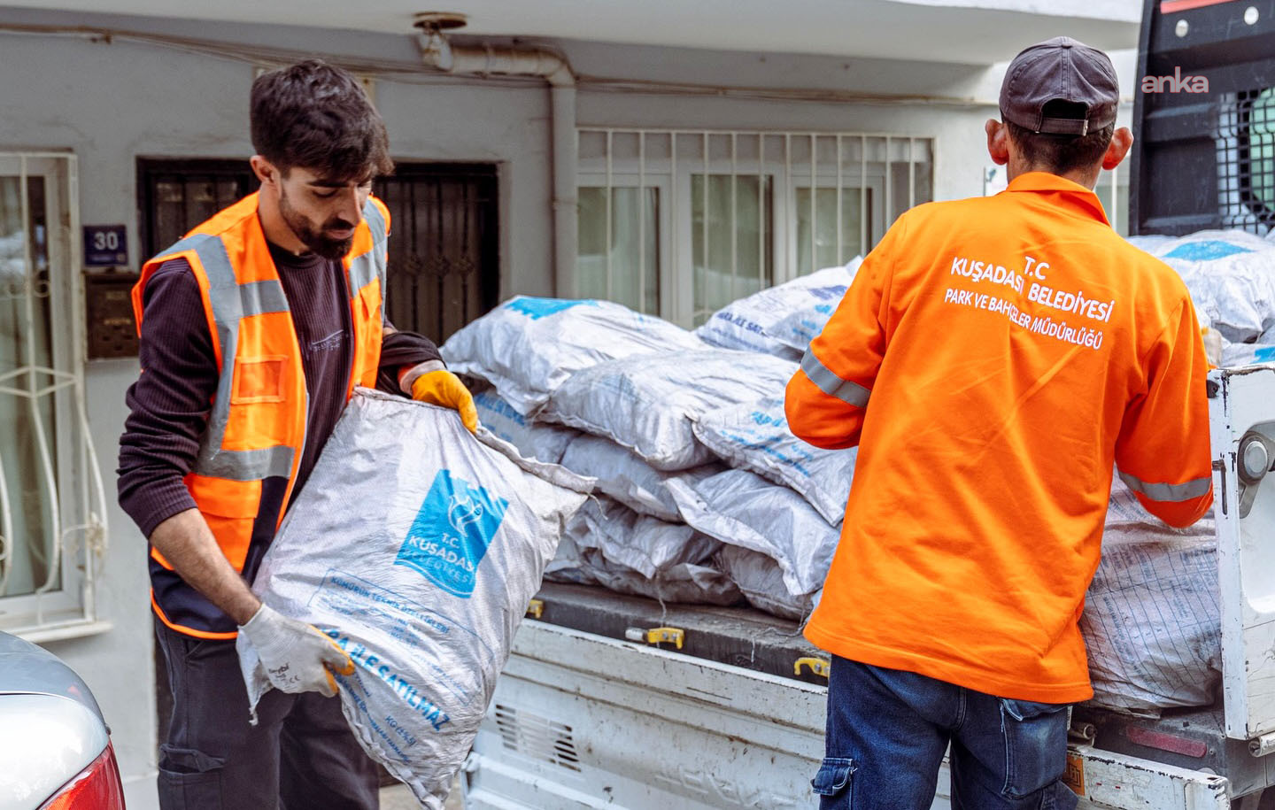 Kuşadası Belediyesi'nin yakacak yardımı başladı