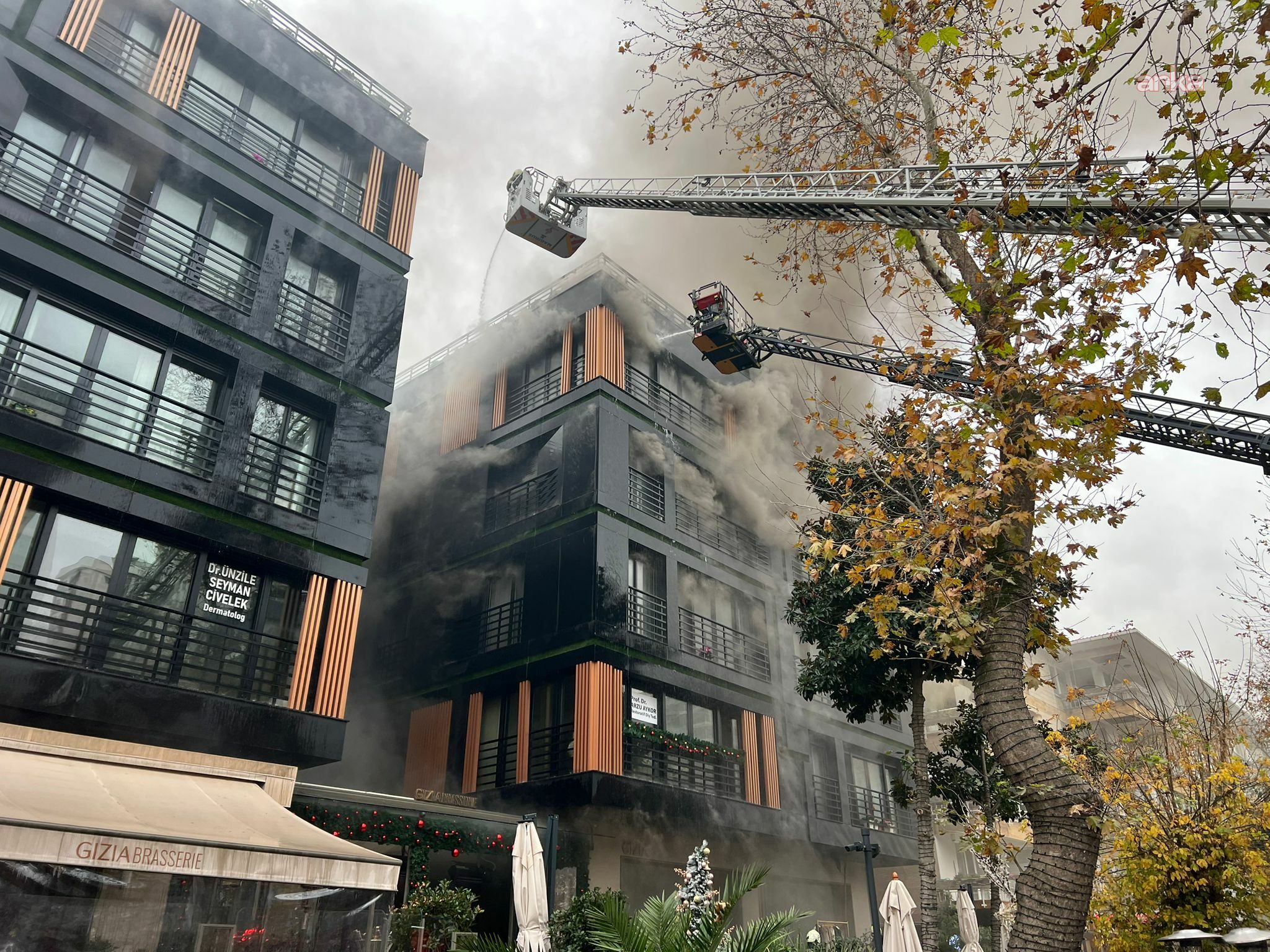 Bağdat Caddesi'nde 4 katlı binada çıkan yangın söndürüldü