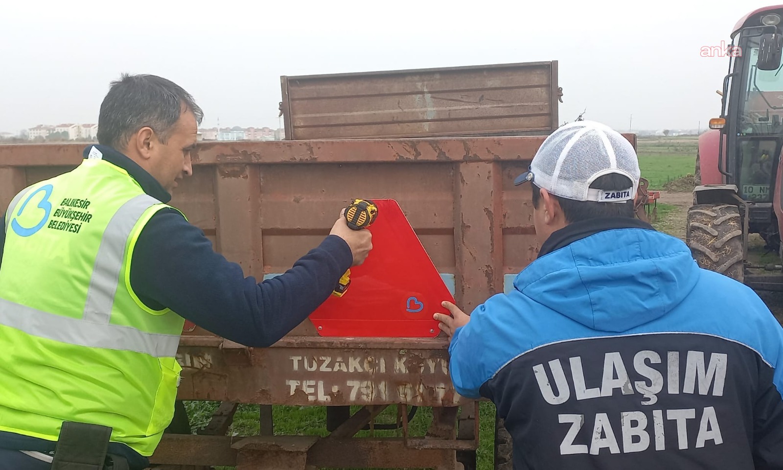 Balıkesir Büyükşehir Belediyesi'nden reflektif uyarı levhası desteği