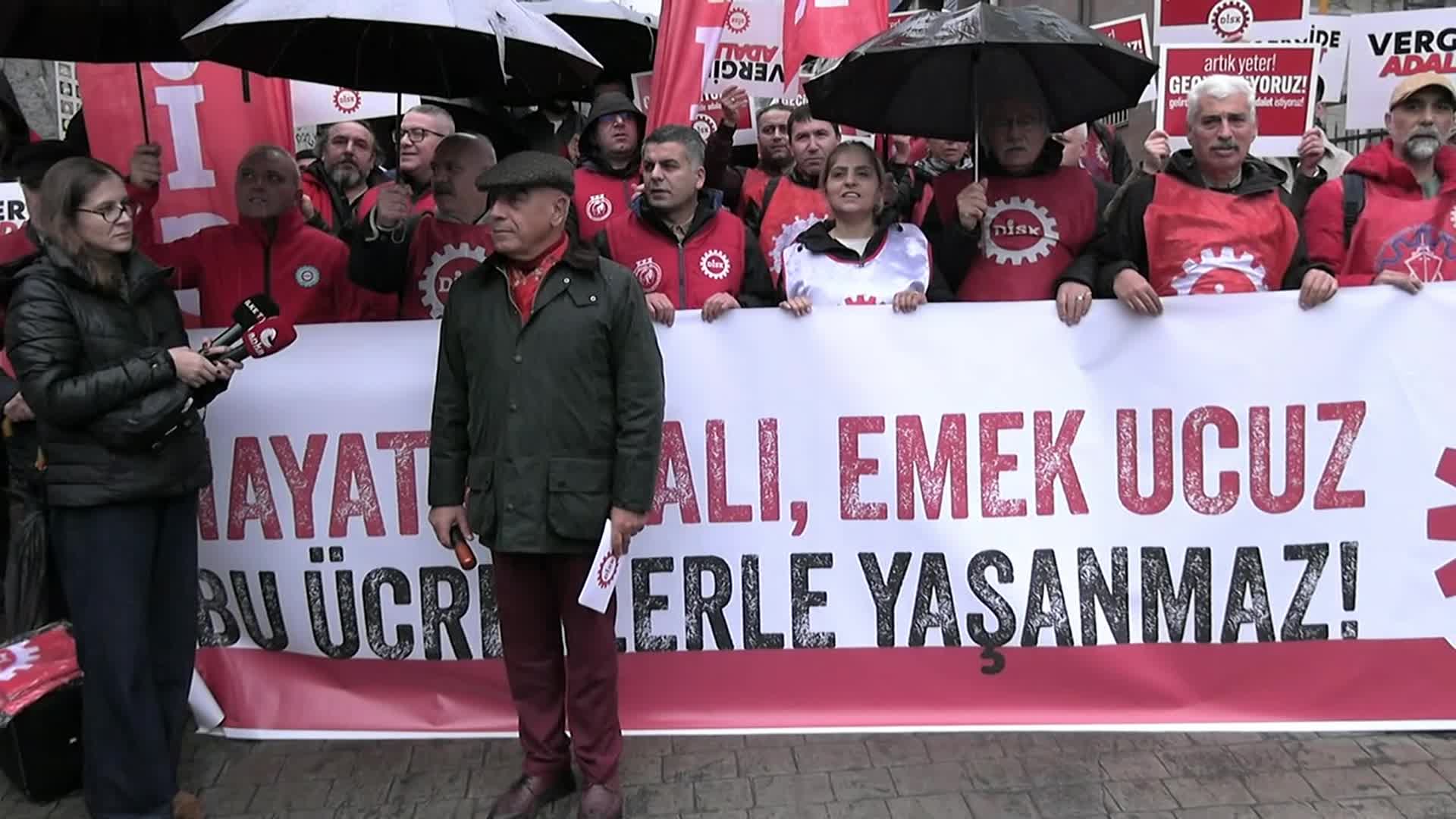 DİSK'ten 'asgari ücret' tepkisi: 'Emekçiler açlık sınırının altında asgari ücret belirlenerek bir kere soyuluyor, yetmiyor, adaletsiz vergi sistemiyle dilim dilim soygun devam ediyor"