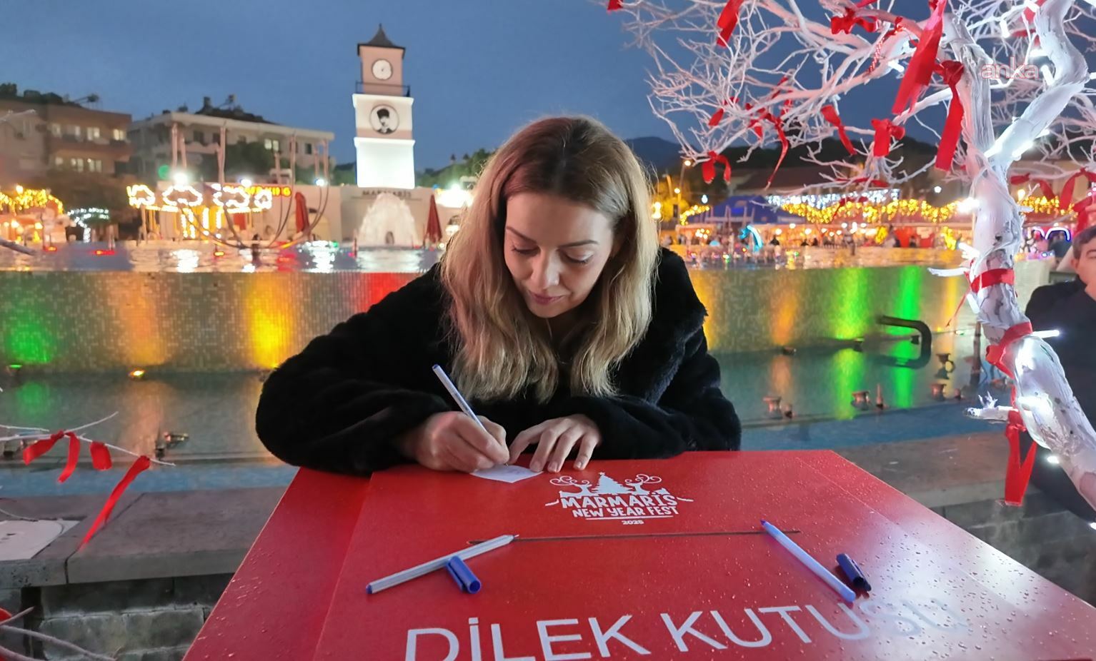 Marmarislilerden Yeni Yıl Festivali alanındaki dilek kutusuna yoğun ilgi