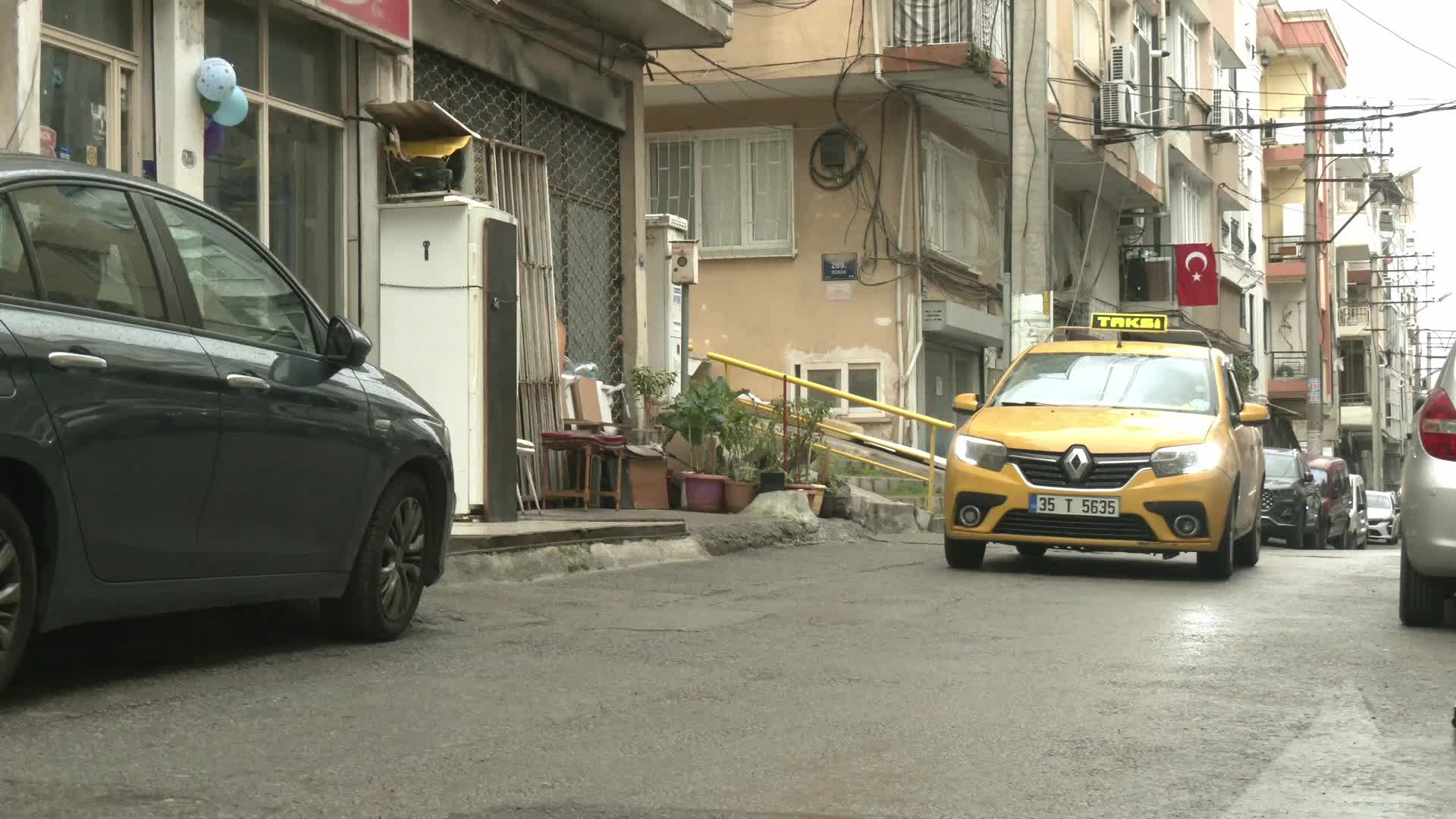Taksi şoförlüğü yapan Ebru Kuf, gece gündüz direksiyon sallıyor, hem kızını okutuyor hem annesine bakıyor