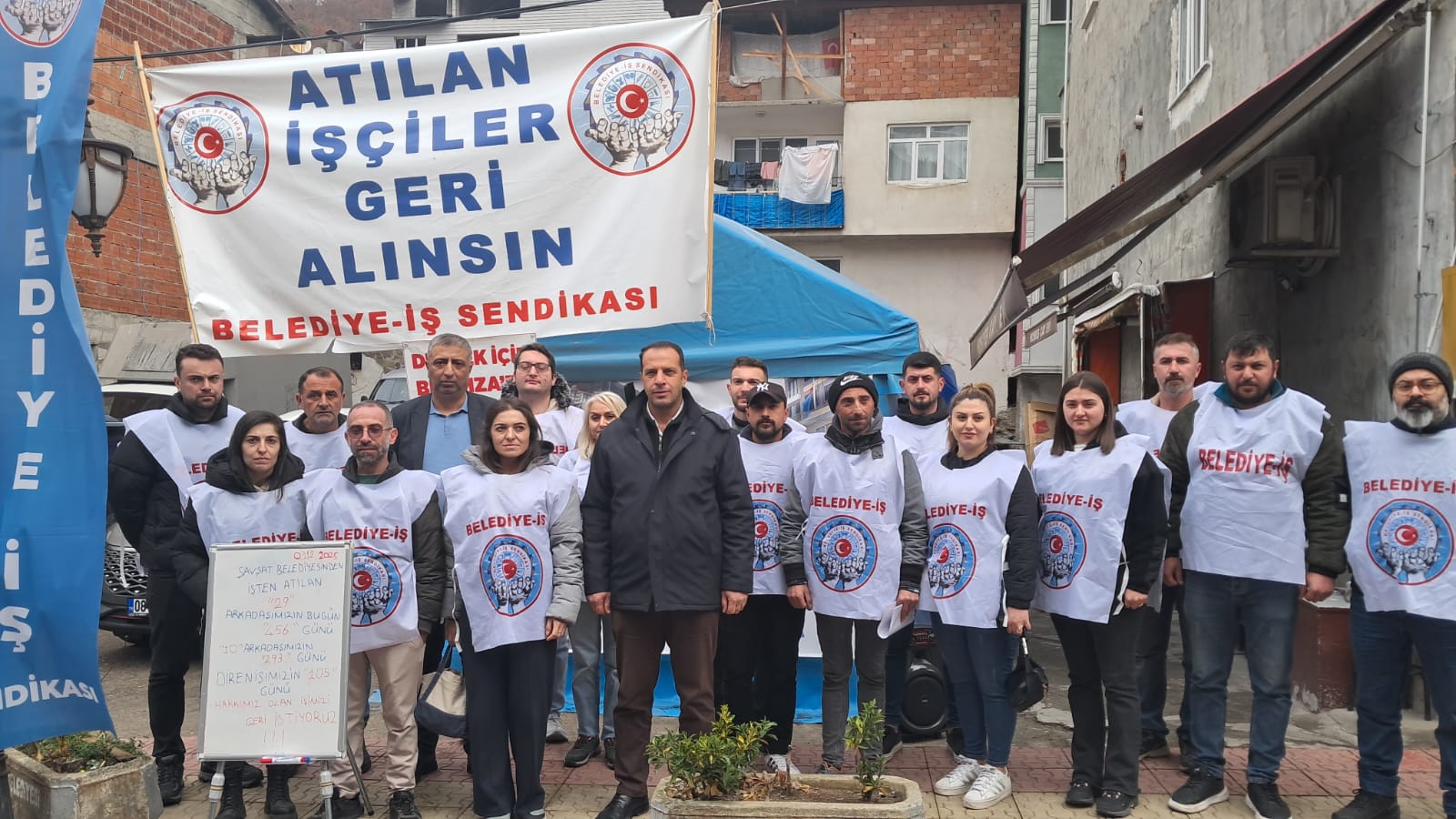 Şavşat'ta siyasi parti ve sivil toplum kuruluşu temsilcilerinin, belediye işçilerinin işe iadesi için yaptığı görüşmeden olumlu sonuç çıkmadı