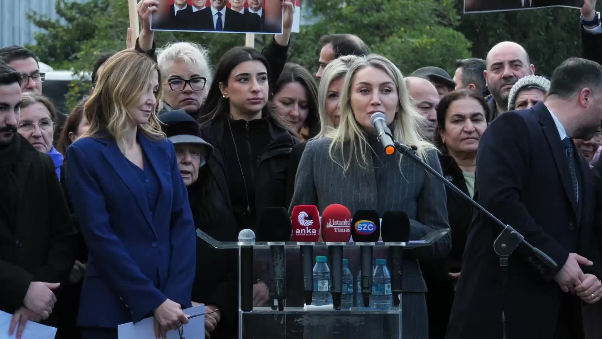 Aile Dayanışma Ağı’nın 18. buluşması gerçekleştirildi... Dilek Kaya İmamoğlu: Oylamalarda havaya kaldırdığınız ellerinizi, lütfen arada bir de vicdanınıza koyun