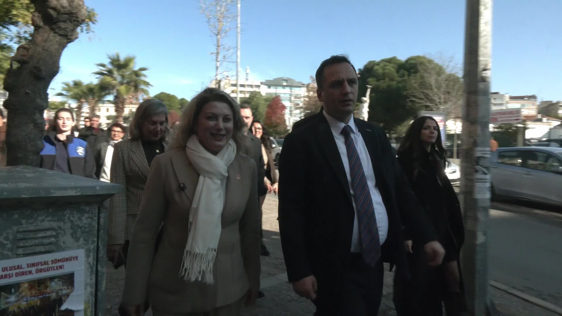 CHP Kadın Kolları Genel Başkanı Asu Kaya, CHP Bornova İlçe Başkanlığı'nı ziyaret etti