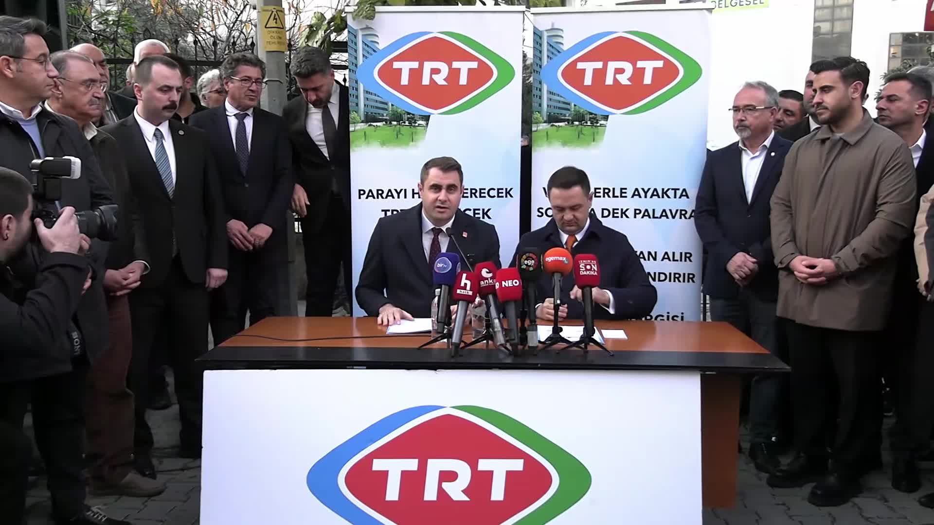 CHP’li Akdoğan TRT önünde "Canlı yayın" çağrısını yineledi: "Kamu yayıncılığını bırakan TRT, Saray yalakalığı yapıyor"