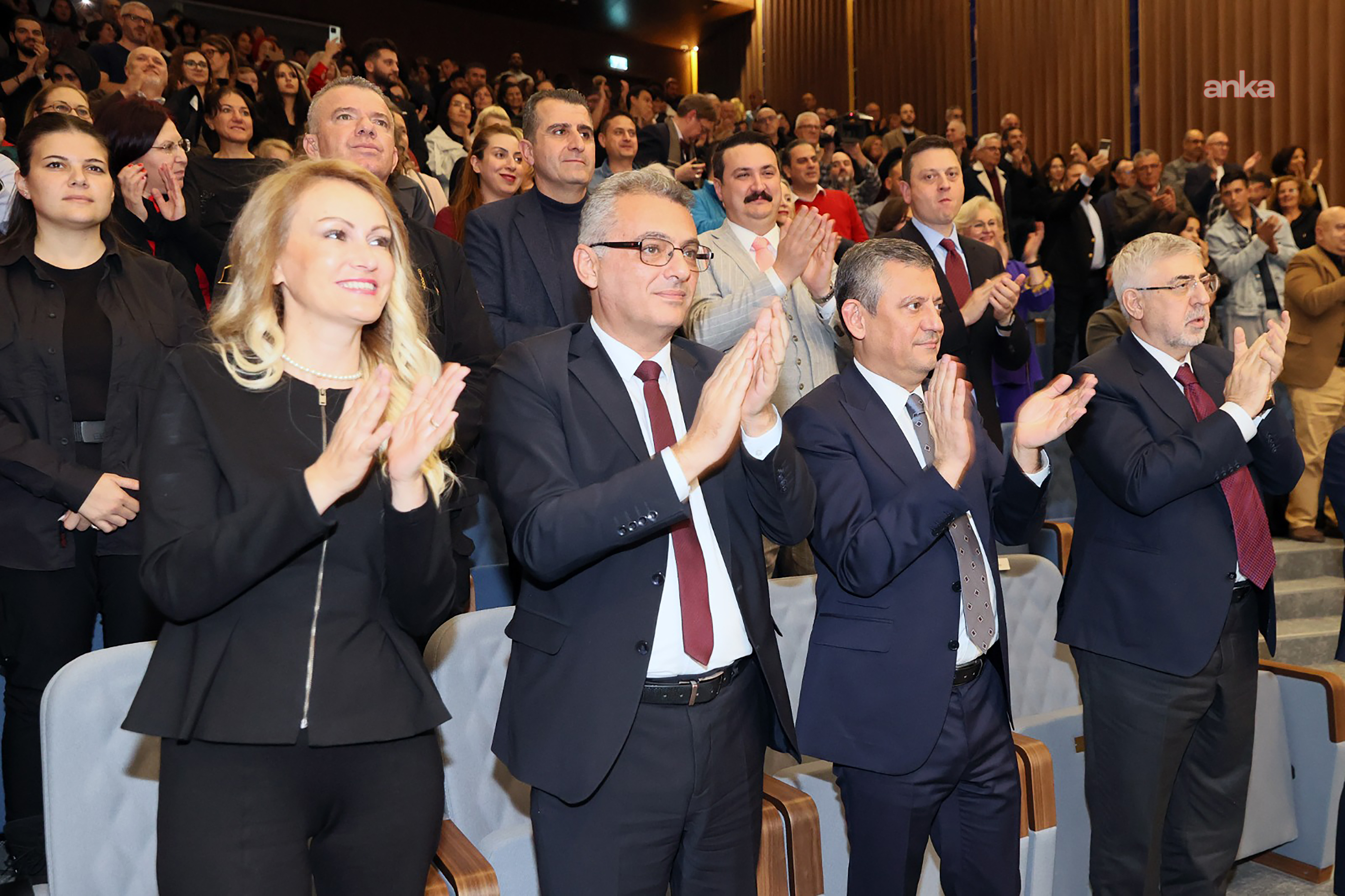 Özgür Özel, KKTC Cumhurbaşkanı Erhürman'la beraber Cumhurbaşkanlığı Orkestrası'nın yeni yıl konserini izledi