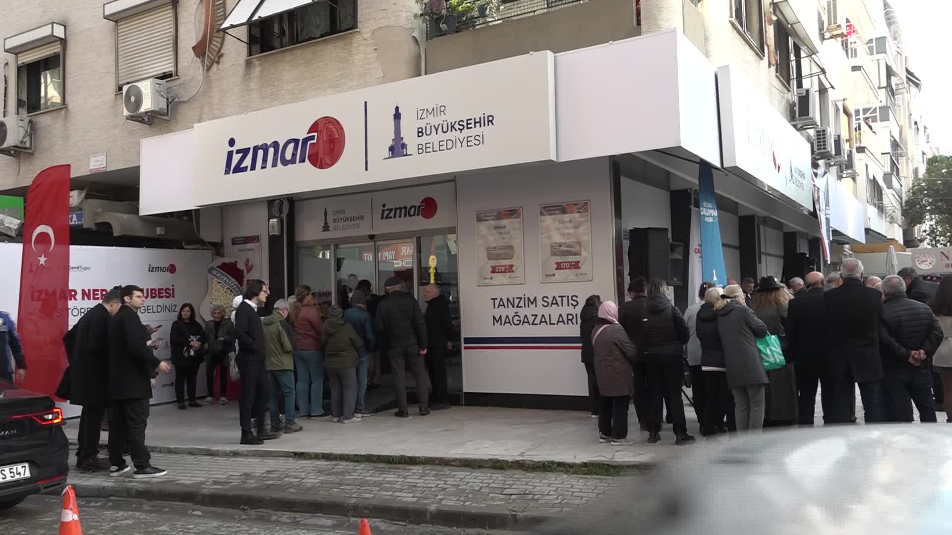 İZMAR’ın iki yeni mağazası Gaziemir ve Karşıyaka'da açıldı... Başkan Tugay: “Marketçiliğe meraklı değiliz, halkımız için yapıyoruz”