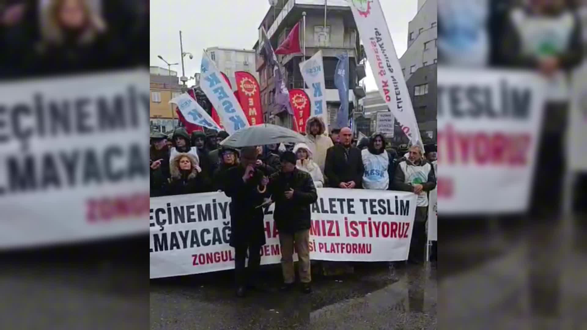 Zonguldak Demokrasi Platformu'ndan soğuk ve yağmura rağmen "Geçinemiyoruz" protestosu
