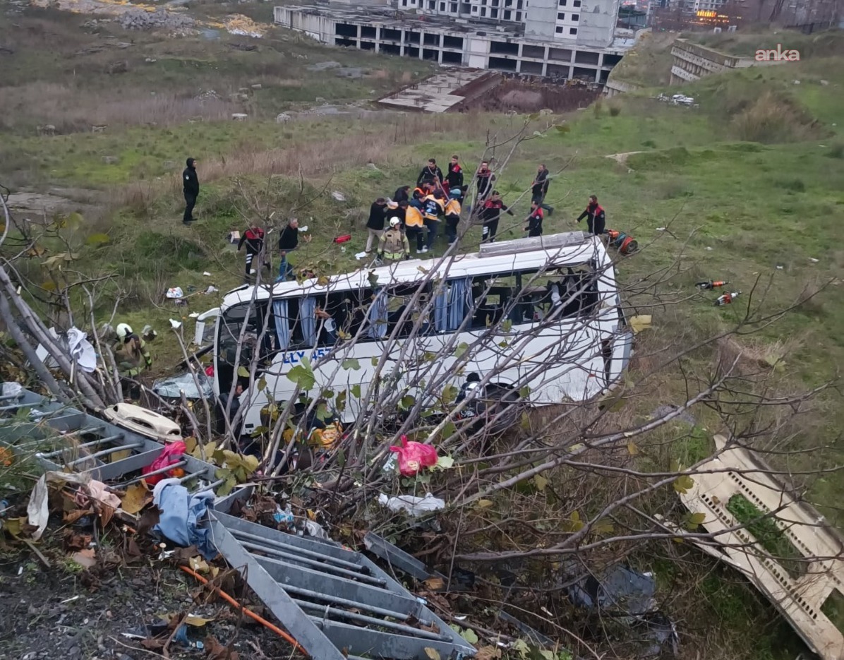 Esenyurt'ta servis minibüsü devrildi, 2 kişi öldü, biri ağır 9 kişi yaralandı