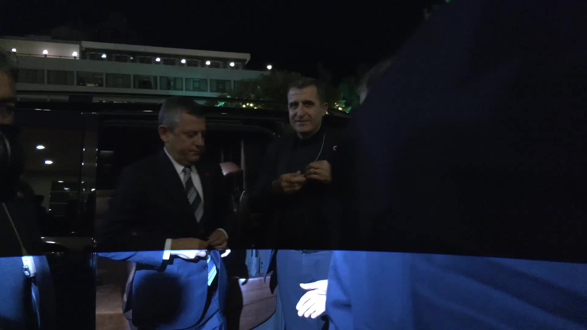 CHP Genel Başkanı Özgür Özel, Narlıdere Belediye Başkanı Erman Uzun'un nikah şahitliğini yaptı
