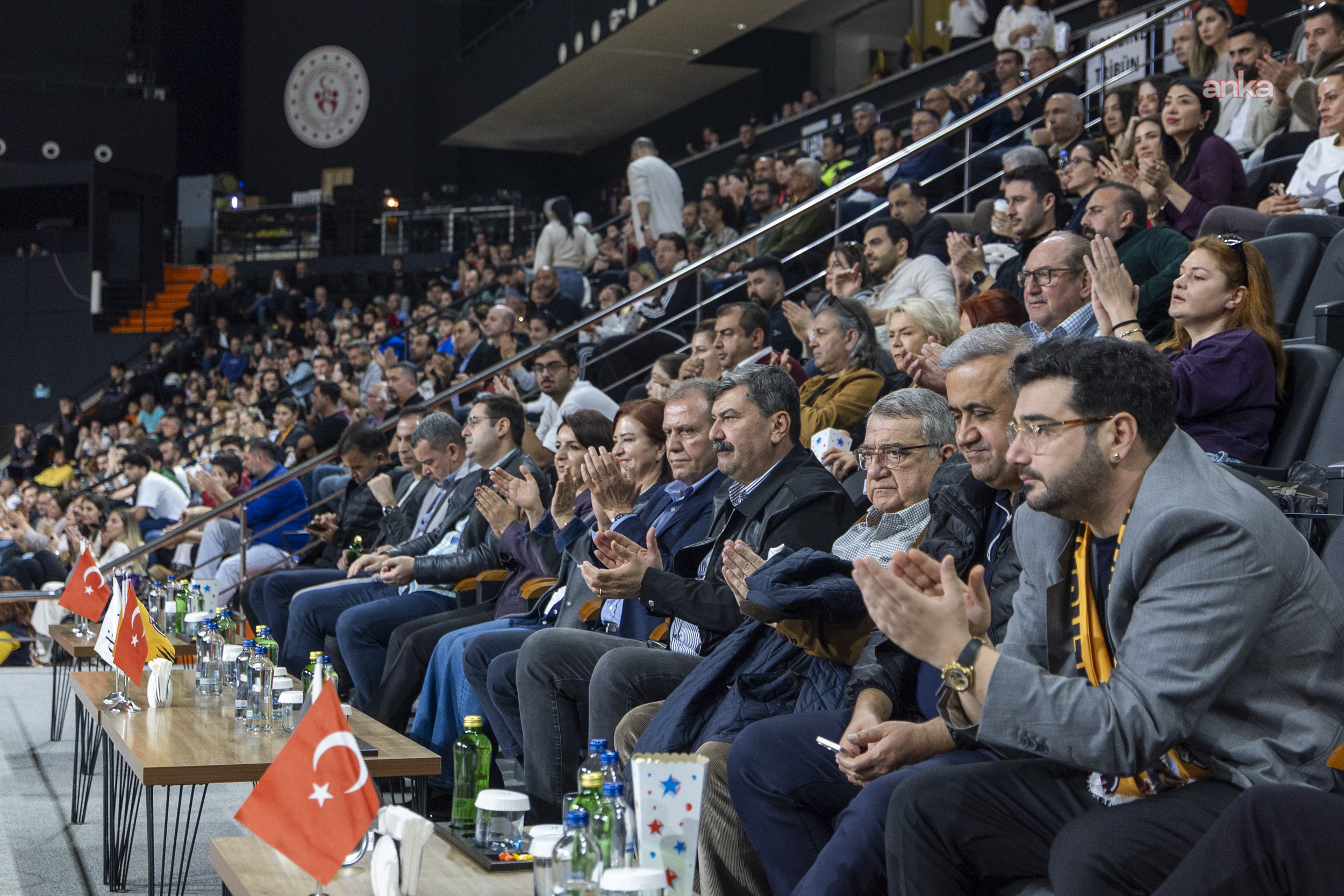 Mersin Büyükşehir Belediye Başkanı Seçer, kentin takımına tribünden destek verdi