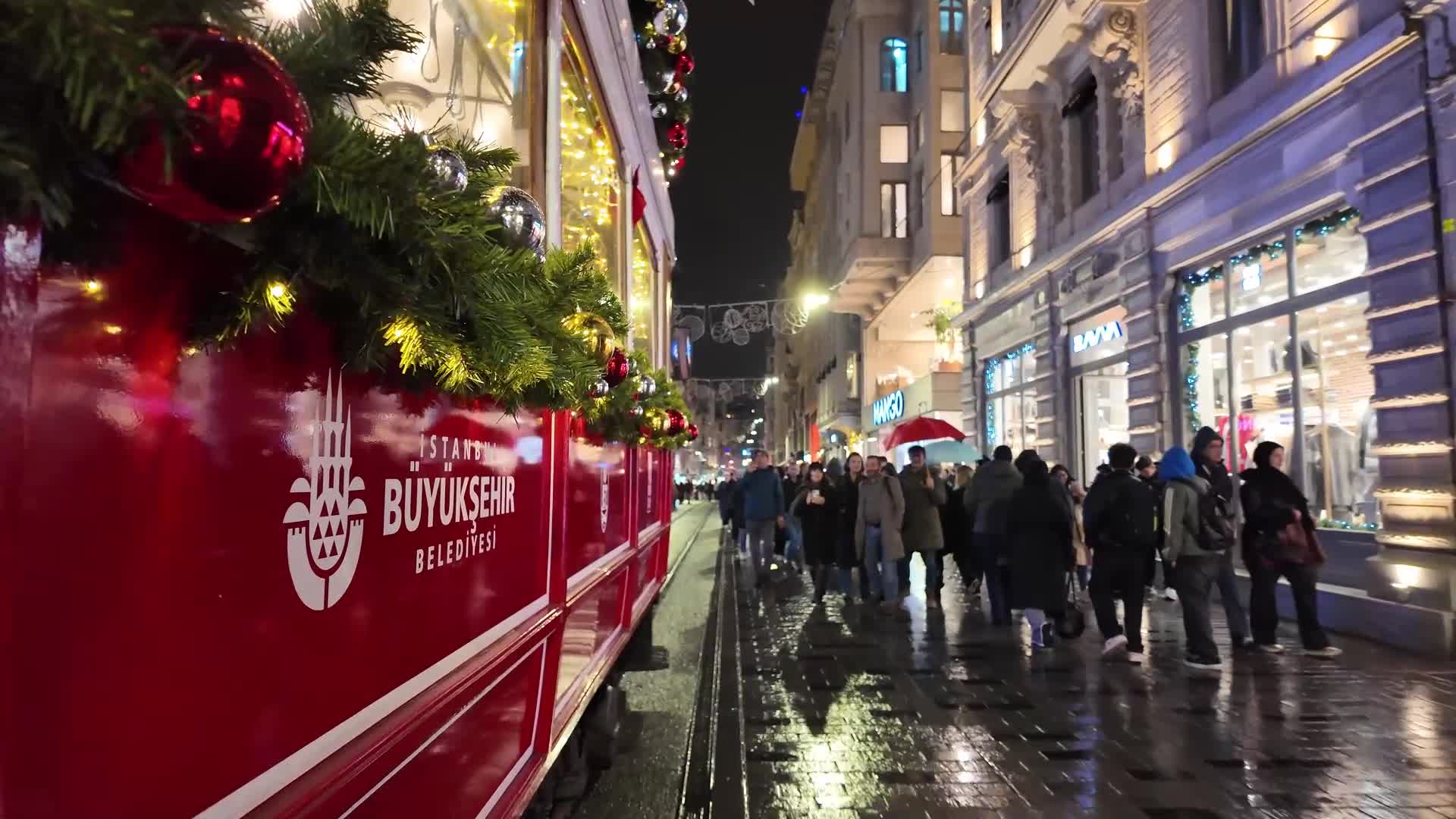 İstiklal Caddesi’nde yılbaşı coşkusu... İETT’den nostaljik yeni yıl tramvay sürprizi