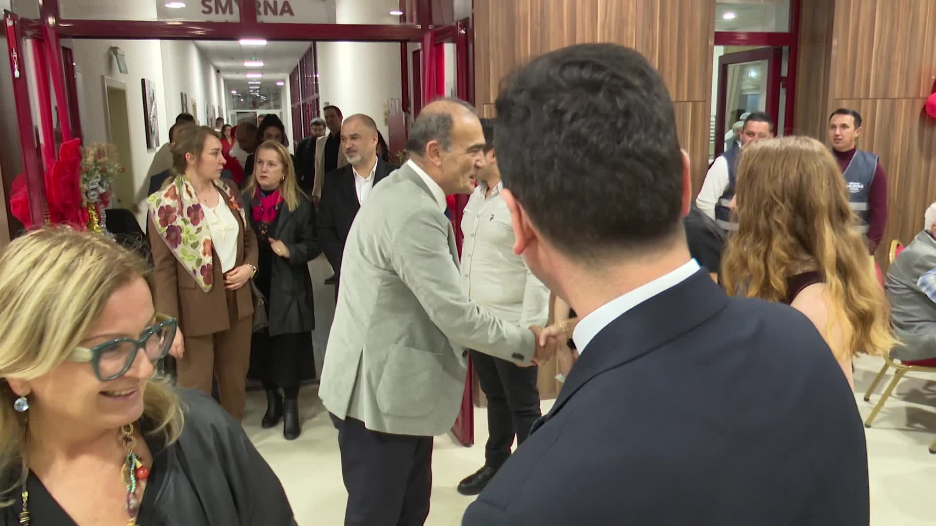 İzmir Büyükşehir Belediyesi’nin Sosyal Yaşam Kampüsü’ndeki huzurevi sakinleri yeni yılı kutladı