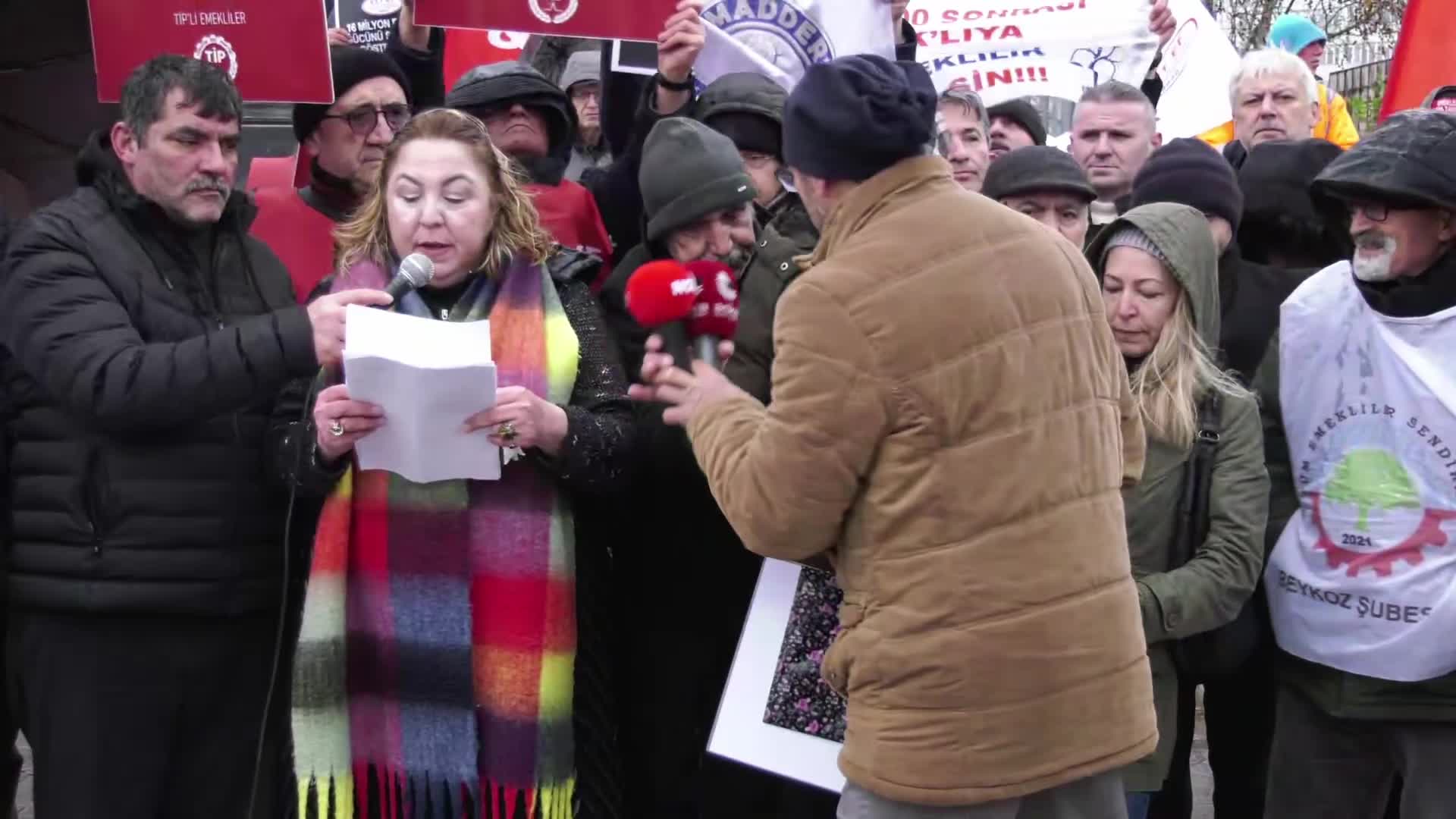 EYT’lilerden İstanbul’da eylem: "En düşük emekli maaşının 50 bin liraya çekilerek, seyyanen 35 bin lira zam istiyoruz”