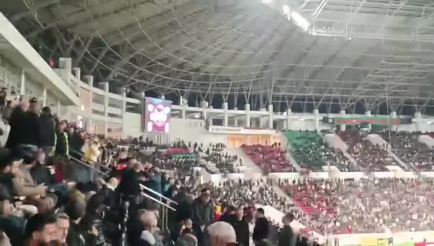 Leyla Zana Amedspor maçında... Tribünlerden yapılan  “Leyla Zana onurumuzdur” tezahüratlarıyla karşılanan Zana, dakikalarca ayakta alkışlandı