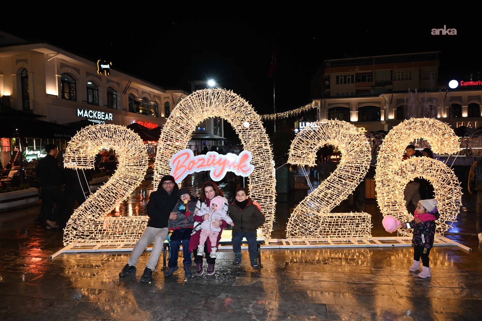 Bozüyük’te yeni yıl coşkusu, 100. Yıl Çarşı Meydanı’nda yaşandı