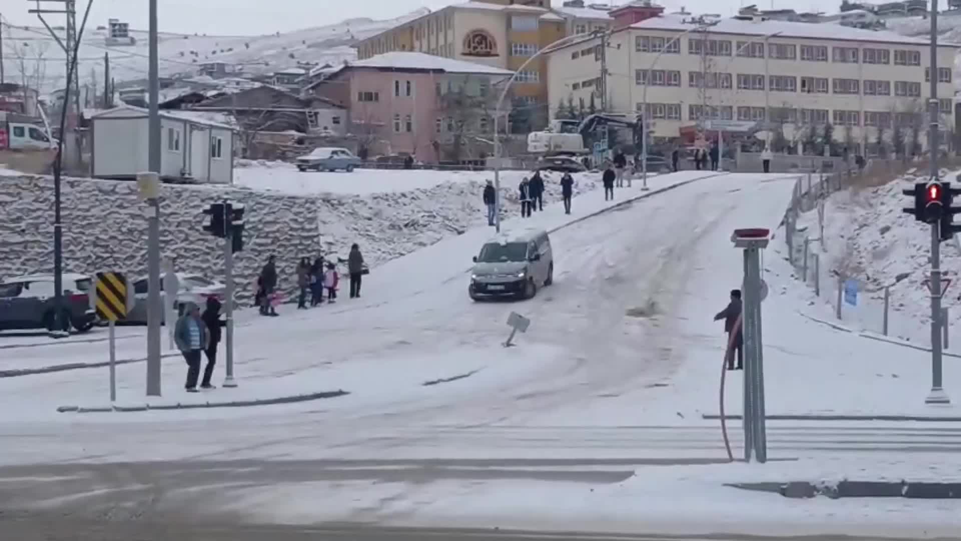 Malatya’da gizli buzlanma birçok trafik kazasına yol açtı