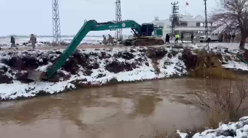 Şanlıurfa'da otomobil sulama kanalına düştü: 4 kişi aranıyor