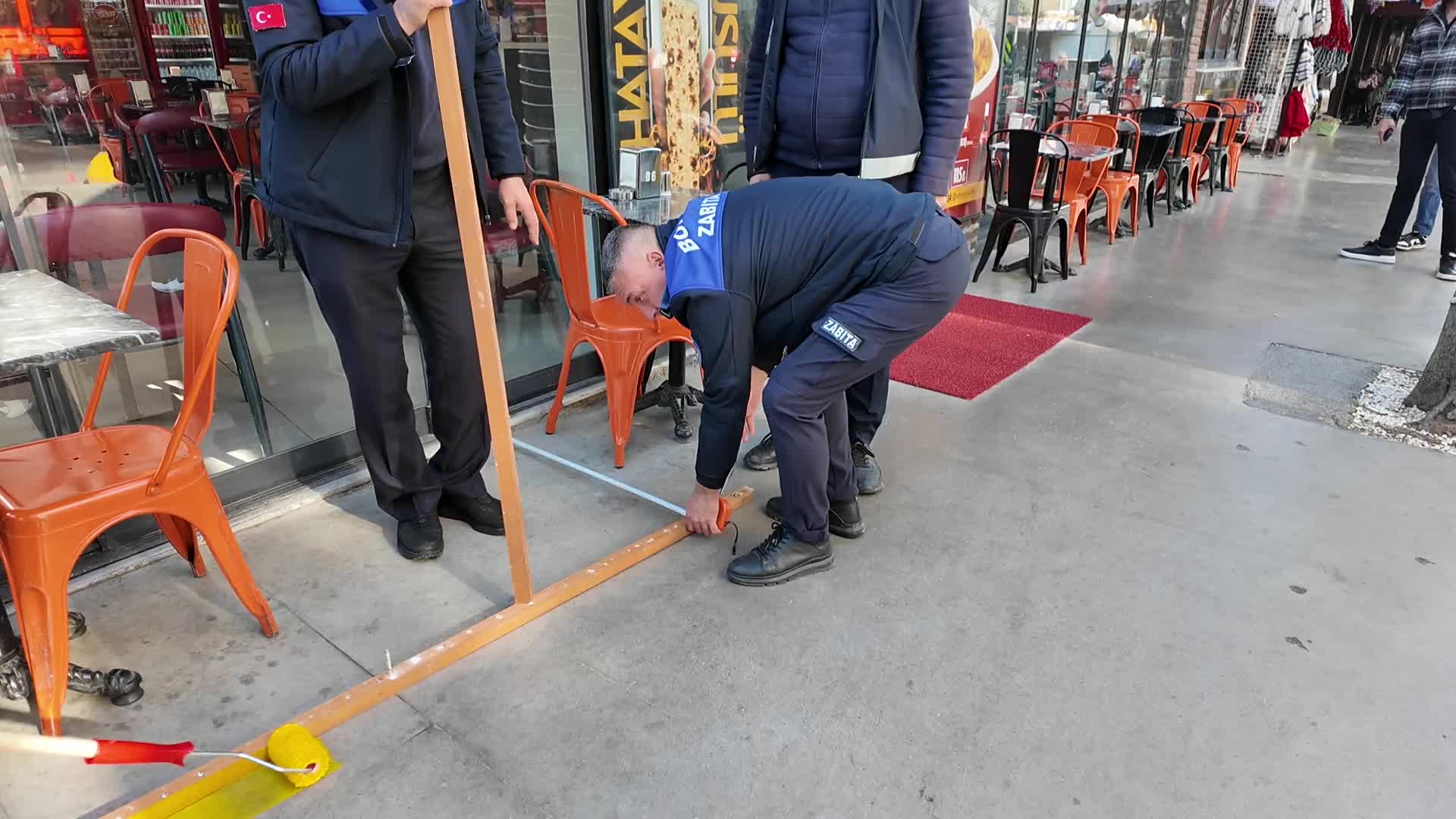 Bornova Küçükpark’ta yaya alanları çizgilerle netleştirildi