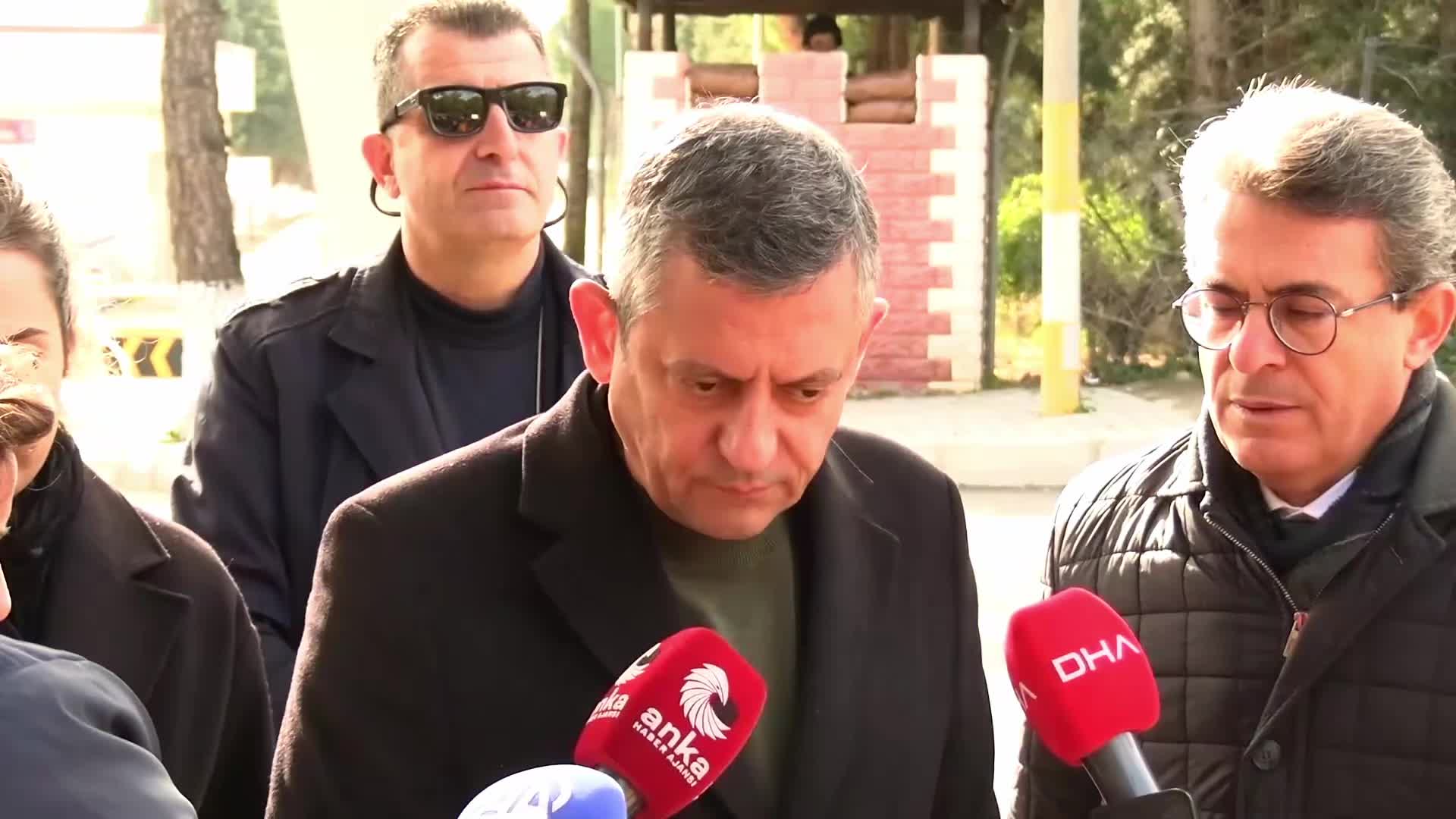 Özgür Özel’den Burhanettin Duran’a "dezenformasyon" yanıtı: “Hava Kuvvetleri'nde bir sıkıntı varmış gibi gösteren açıklamaları sorumsuzdur. Söylediğim bilgilerden hatalı olan bir yer varsa çıksın konuşsun”