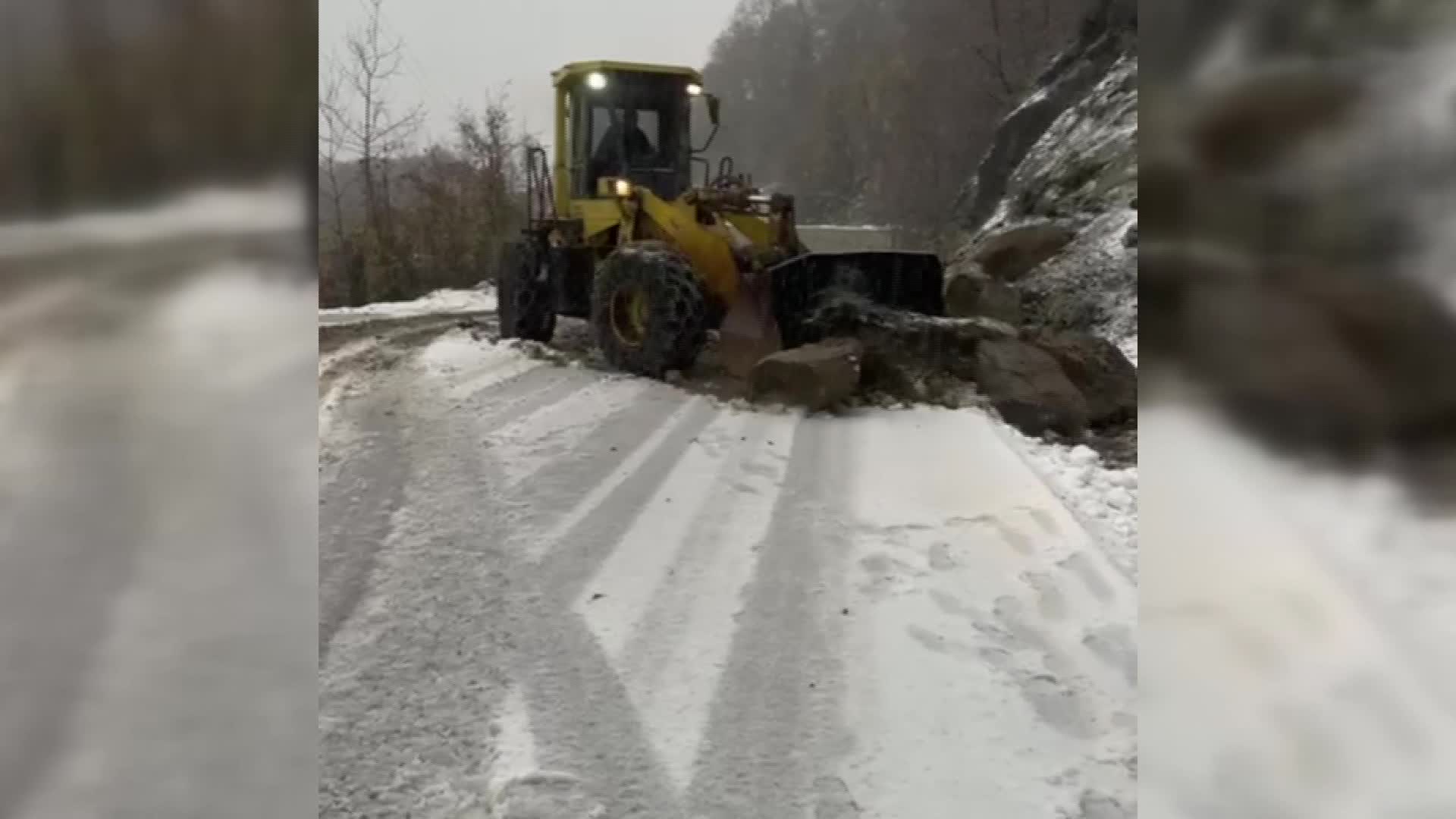 Sinop Türkeli'de heyelan yolu kapattı