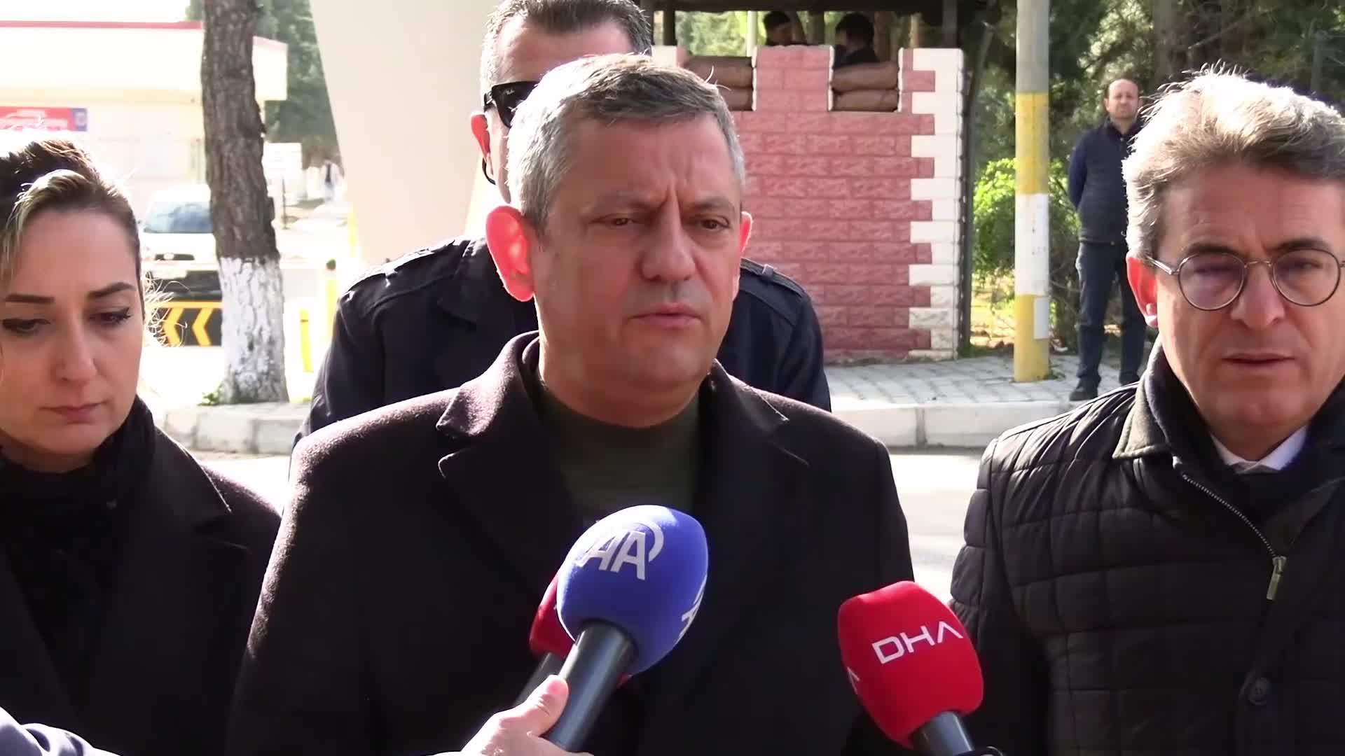 CHP Genel Başkanı Özel, Buca’da cezaevi önünde konuştu: “Adalet dağıtmıyorlar, iddiayla infaz yapıyorlar”