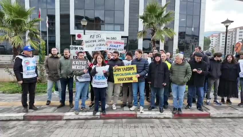 TKİ Ege Linyitleri İşletmesi önünde çalışanlardan "giyim yardımı" protestosu