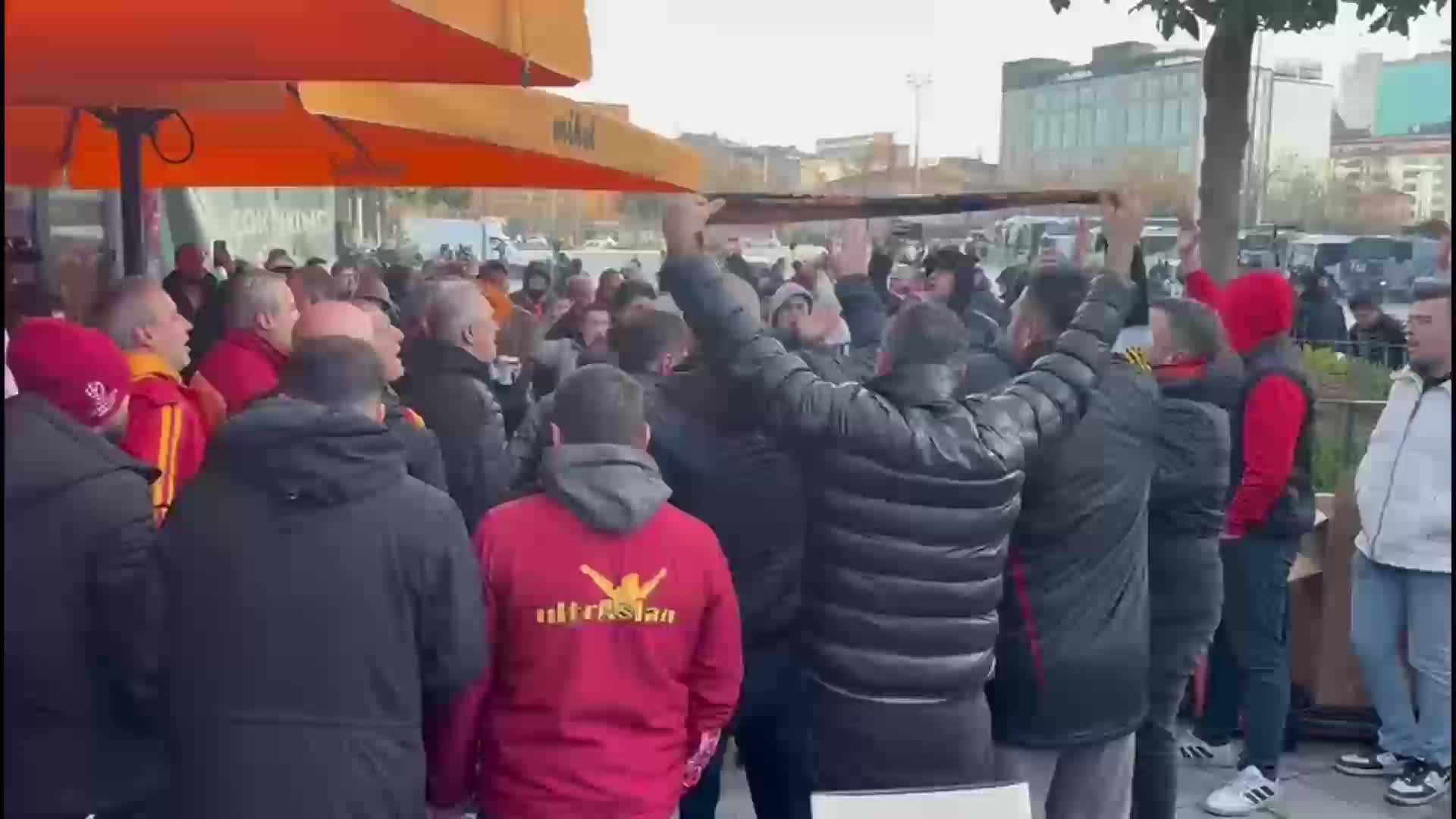 "Futbolda Bahis” soruşturmasında aralarında eski Galatasaray Kulübü yöneticisi Erden Timur’un da bulunduğu 14’ü futbolcu toplam 22 kişiye tutuklama talebi