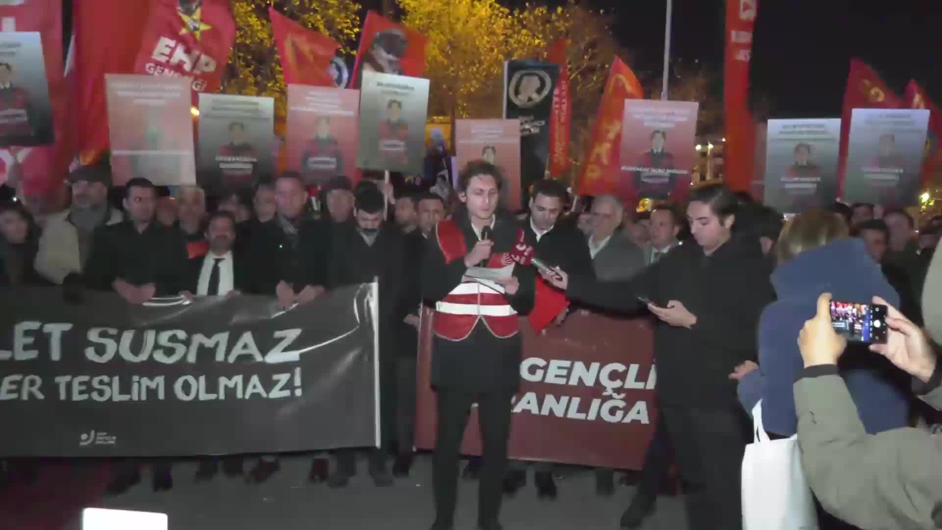 Tutuklanan CHP’li Şarbat için Kadıköy’de eylem... Başarır: Hakime sesleniyorum; Bilgekağan’ı tutuklarken babasının yerine kendini koydun mu