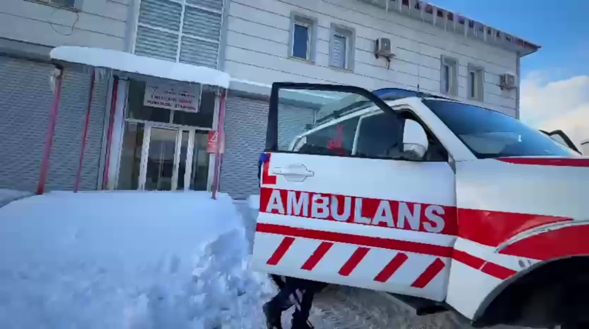 Yüksekova’da zorlu kış şartlarında biri çocuk iki hasta hastaneye ulaştırıldı