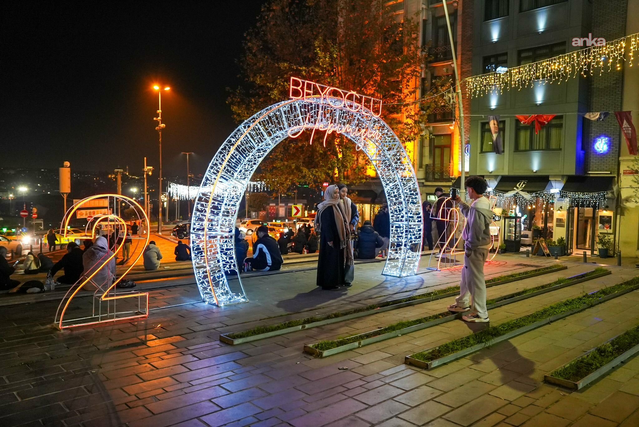 İstanbul Valiliği yılbaşı önlemlerini açıkladı... Ağır tonajlı araçlar ile iş makinelerinin Sarıyer, Şişli, Beşiktaş, Beyoğlu, Fatih, Bakırköy, Zeytinburnu ve Kadıköy ilçelerine girişleri 28 saat süreyle yasaklandı