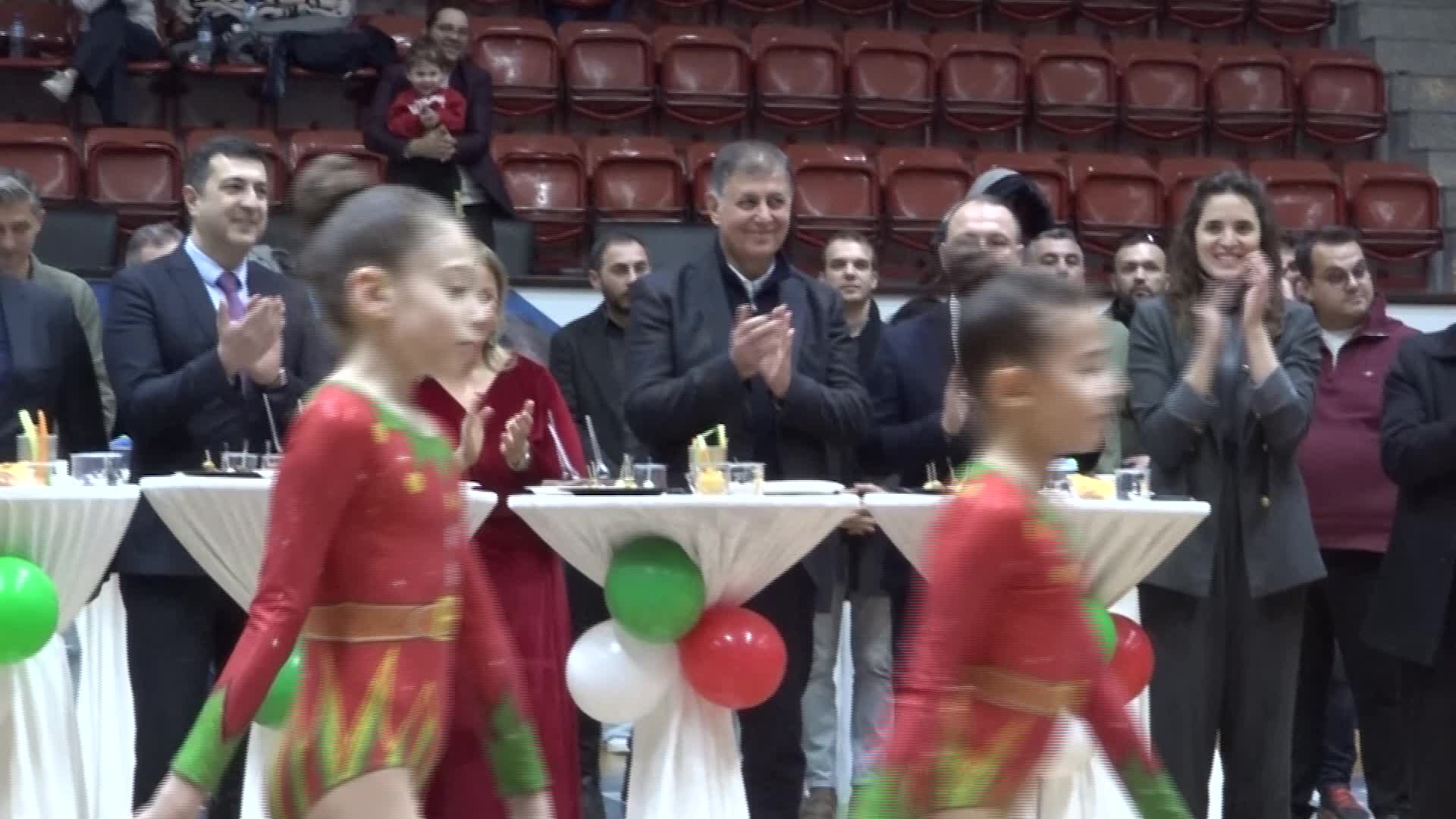 İzmir Büyükşehir Belediye Başkanı Tugay, yeni yıl öncesi sporcularla bir araya geldi: “Bize mutluluk gözyaşları döktürün”