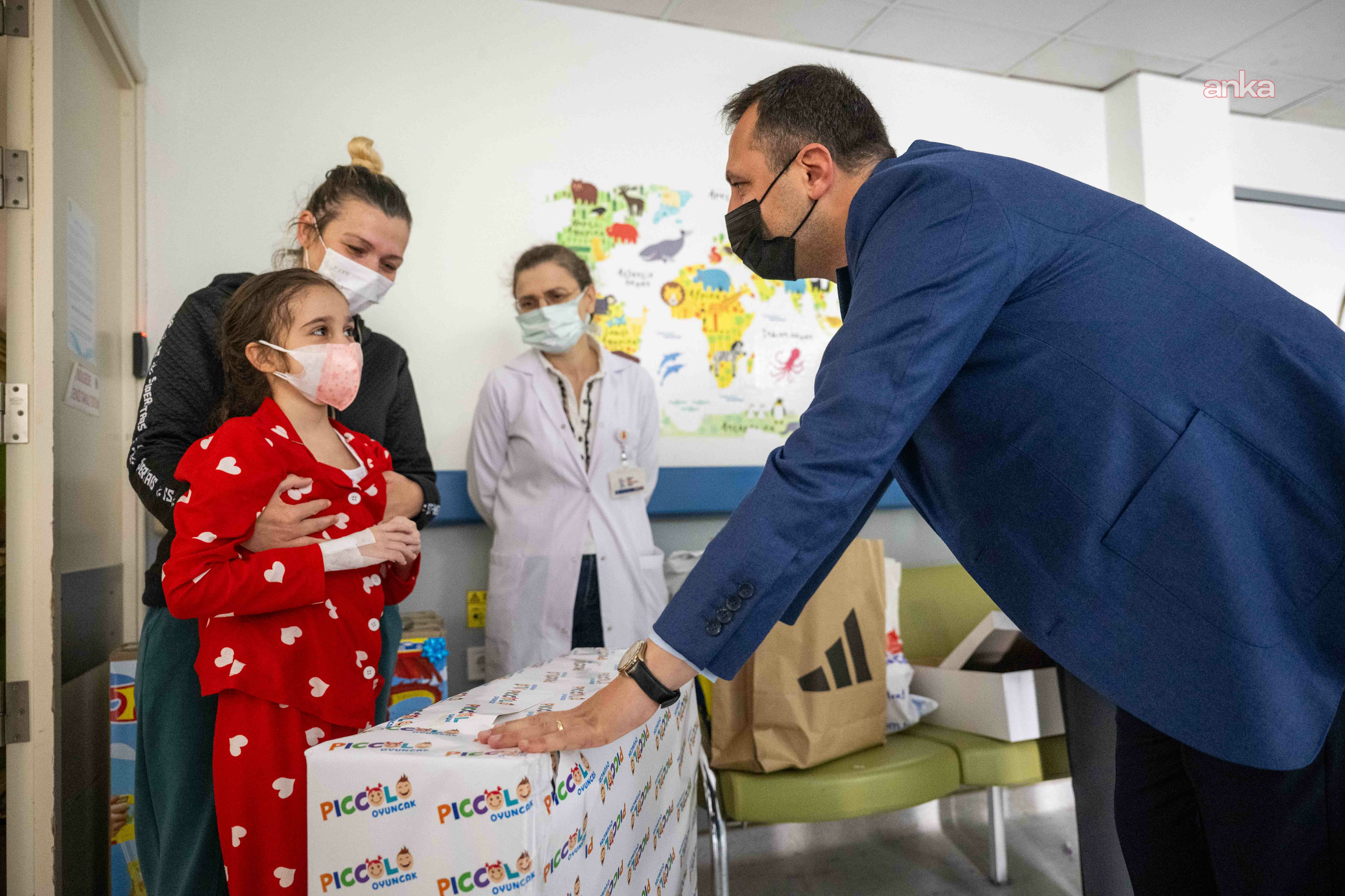 Bornova Belediye Başkanı Eşki’den Ege Üniversitesi’nde tedavi gören çocuklara yılbaşı ziyareti