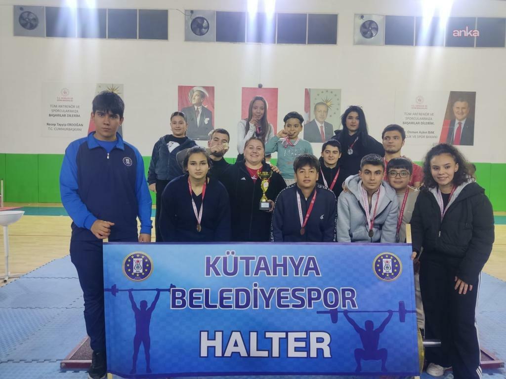 Kütahya Belediyespor Kulübü sporcuları, İzmir'den madalyalar ile döndü