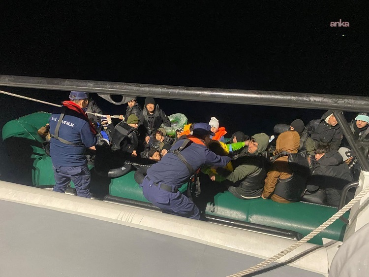İzmir açıklarında 22 düzensiz göçmen yakalandı