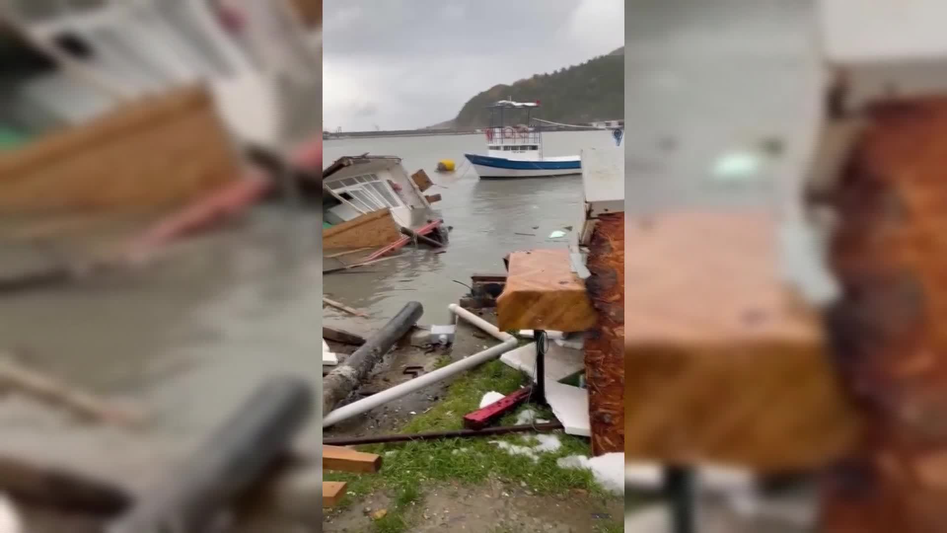 Sinop'ta fırtına balıkçı barınağını vurdu