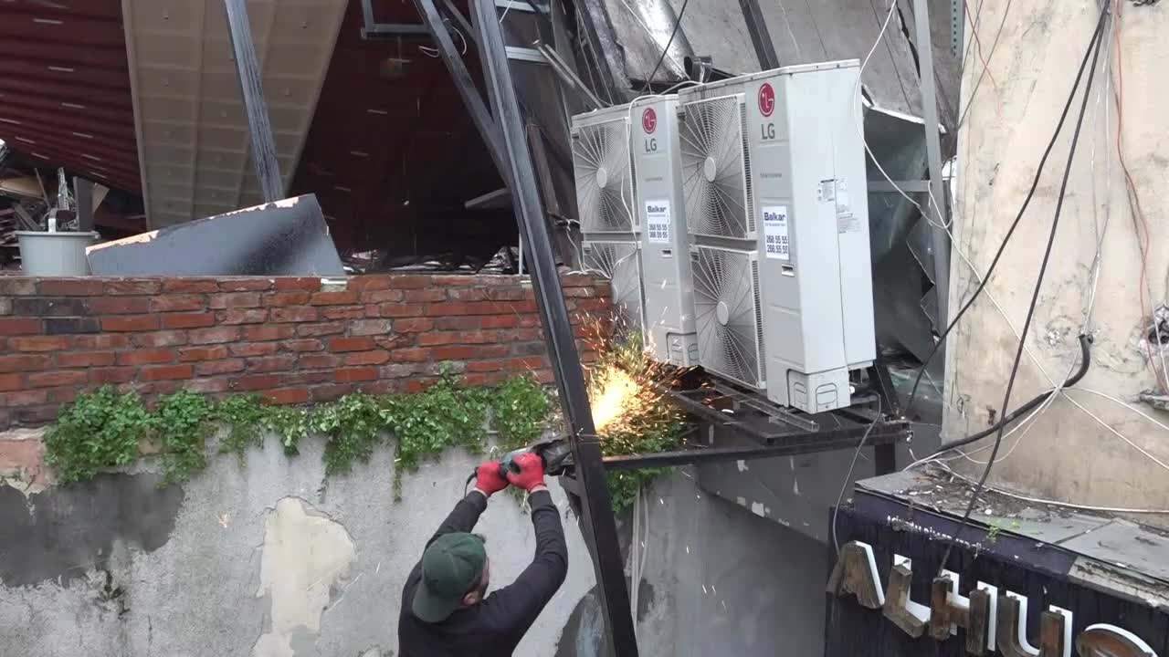 Şişli’de 25 kişinin zehirlenmesi iddiasıyla gündeme gelen işletme yıkıldı