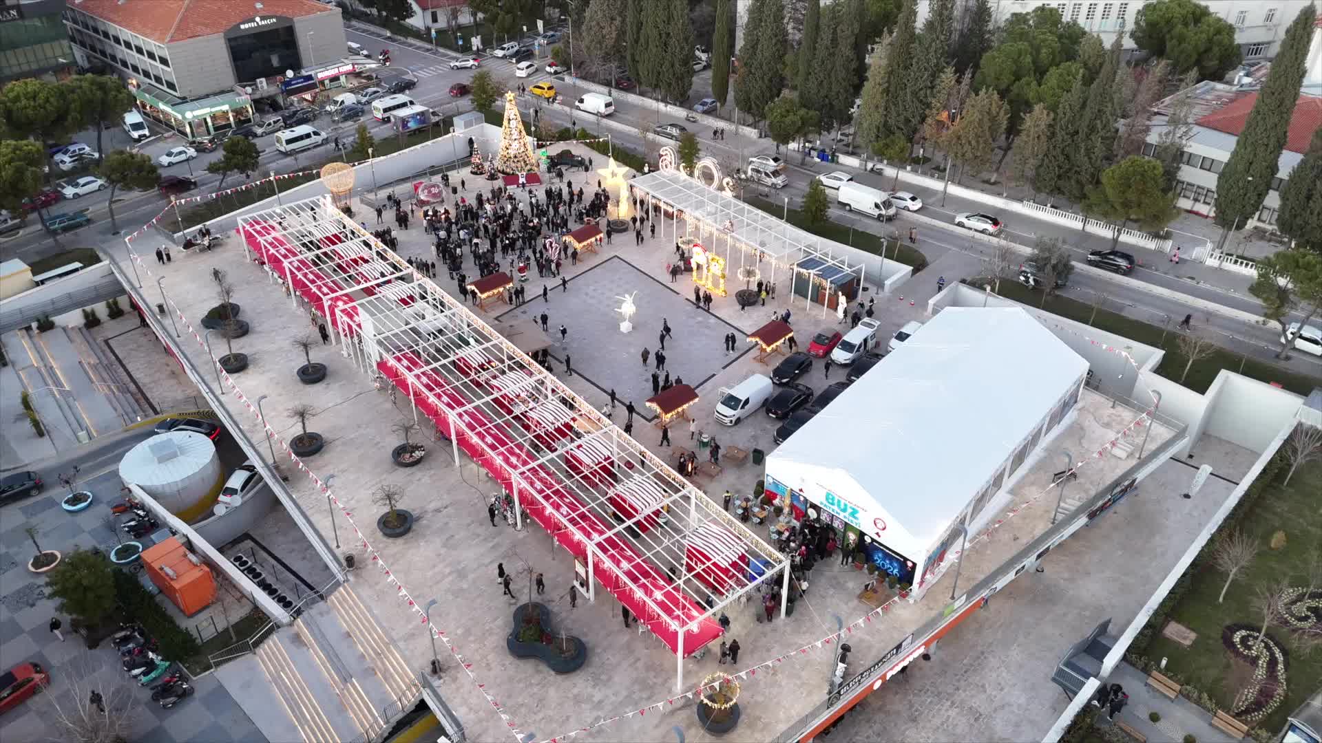 Muğla Büyükşehir Belediyesi, Menteşe Kent Meydanı'na buz pateni pisti kurdu