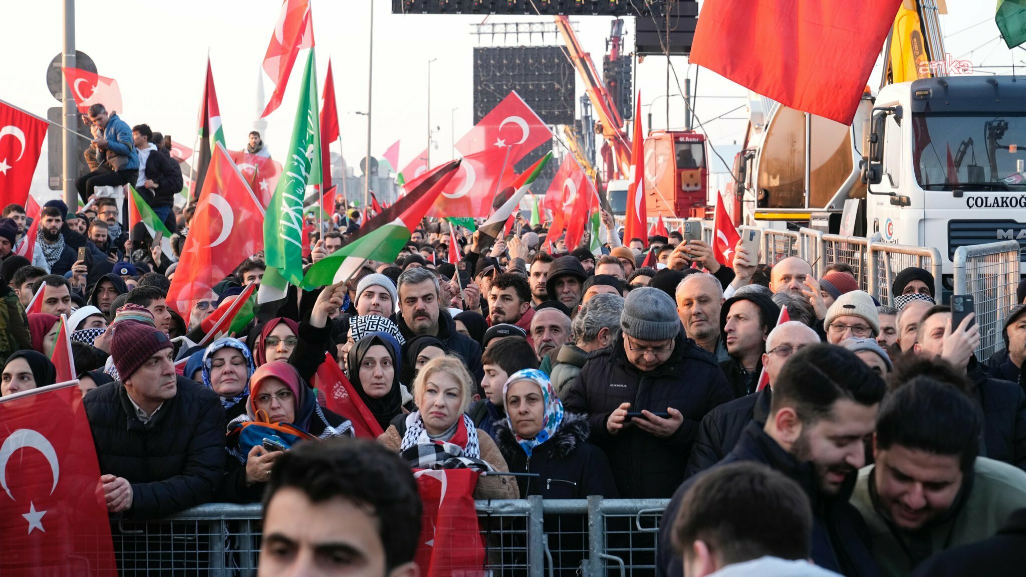 İstanbul Valiliği,  yılbaşı nedeniyle ve Galata Köprüsü'nde 1 Ocak'ta gerçekleştirilecek Filistin yürüyüşü nedeniyle kapatılacak yolları açıkladı